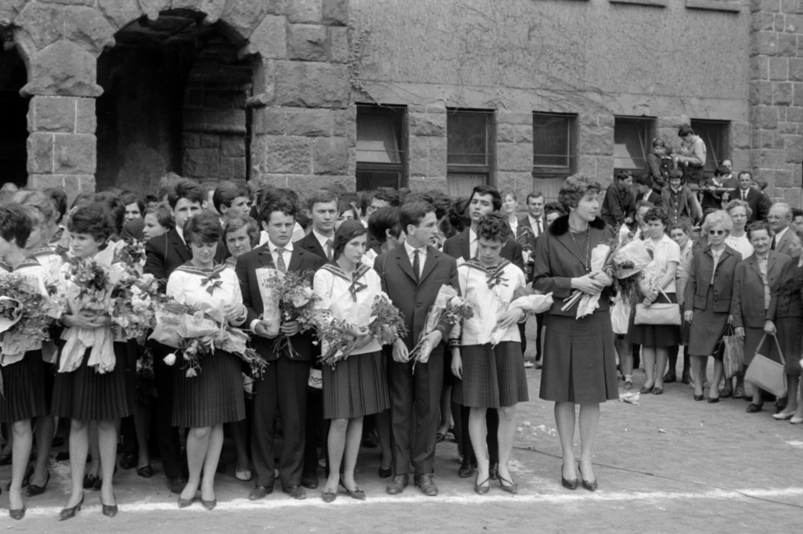 Hungary, Budapest II., Lorántffy Zsuzsanna utca 3., Móricz Zsigmond Gimnázium (később Baár-Madas Református Gimnázium, Általános Iskola és Diákotthon). Gimnazisták ballagása., 1965, Sattler Katalin, Budapest, Fortepan #171568