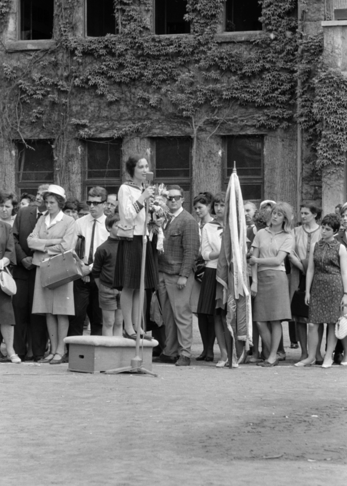 Magyarország, Budapest II., Lorántffy Zsuzsanna utca 3., Móricz Zsigmond Gimnázium (később Baár-Madas Református Gimnázium, Általános Iskola és Diákotthon). Gimnazisták ballagása., 1965, Sattler Katalin, Budapest, Fortepan #171569