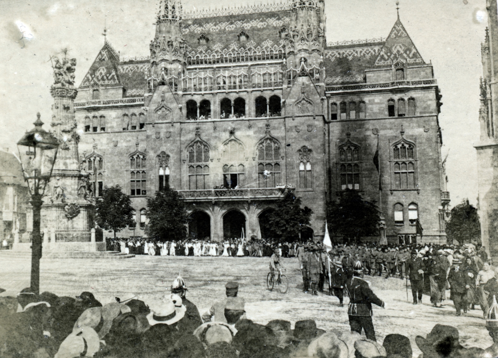 Hungary, Budapest I., Szentháromság tér, balra a Szentháromság-szobor, mögötte a Pénzügyminisztérium., 1912, Sütő János, Budapest, Fortepan #171581
