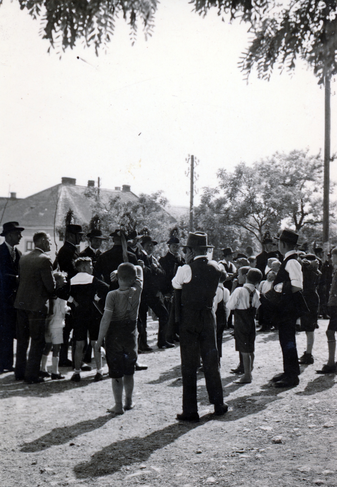 Hungary, Budaörs, Templom tér, a felvétel úrnapi körmenetkor a templom előtt készült. Háttérben a Stefánia utca - Szabadság út (József főherceg utca) sarkán álló ház látszik., 1930, Sütő János, back, Fortepan #171585