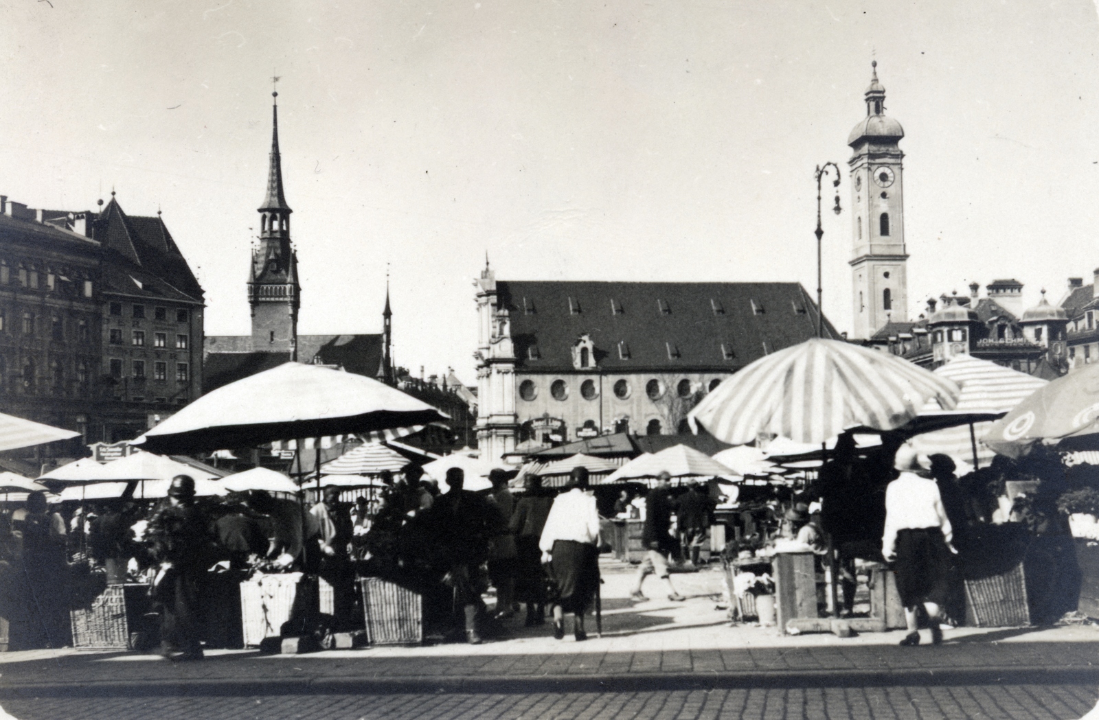 Németország, München, Viktualienmarkt, háttérben balra a régi városháza (Altes Rathaus) tornya, jobbra a Szentlélek-templom (Heilig-Geist-Kirche)., 1925, Sütő János, piac, napernyő, Fortepan #171588