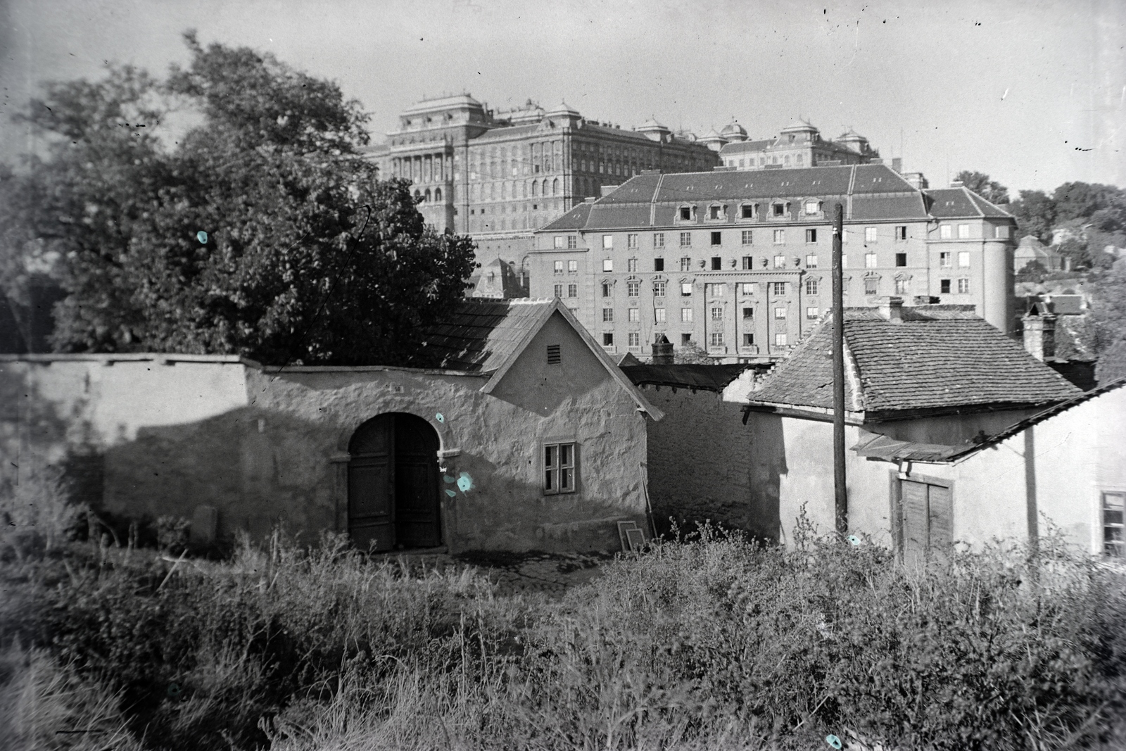 Hungary, Tabán, Budapest I., kilátás a Harkály utcától, élőtérben a Holdvilág utca, háttérben a Bethlen-udvar és a Királyi Palota (később Budavári Palota)., 1928, Sütő János, Budapest, Fortepan #171598