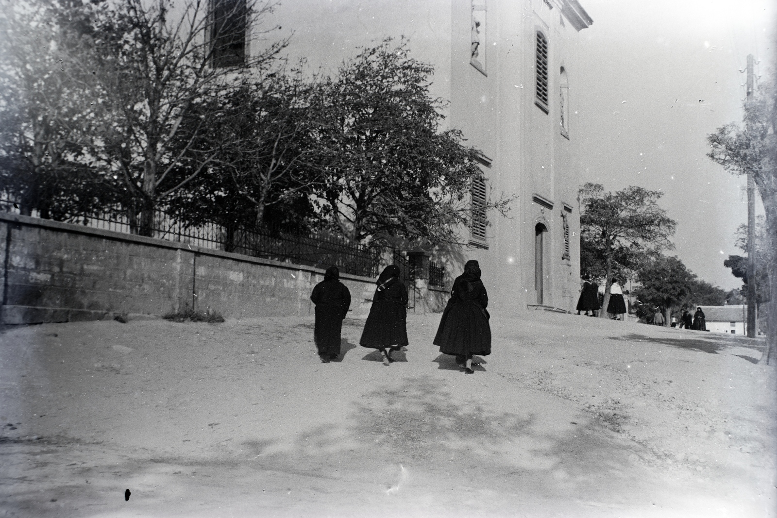 Hungary, Budaörs, Templom tér, Nepomuki Szent János-templom., 1928, Sütő János, church, folk costume, Fortepan #171600