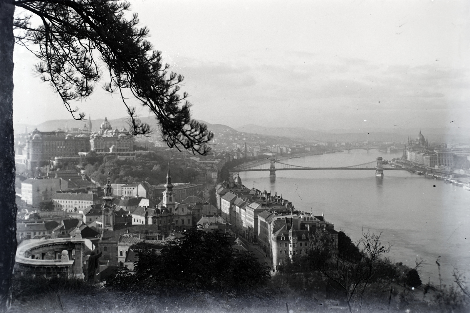 Hungary, Budapest I., kilátás a Királyi Palota (később Budavári Palota) és a Széchenyi Lánchíd felé., 1928, Sütő János, Budapest, Fortepan #171601