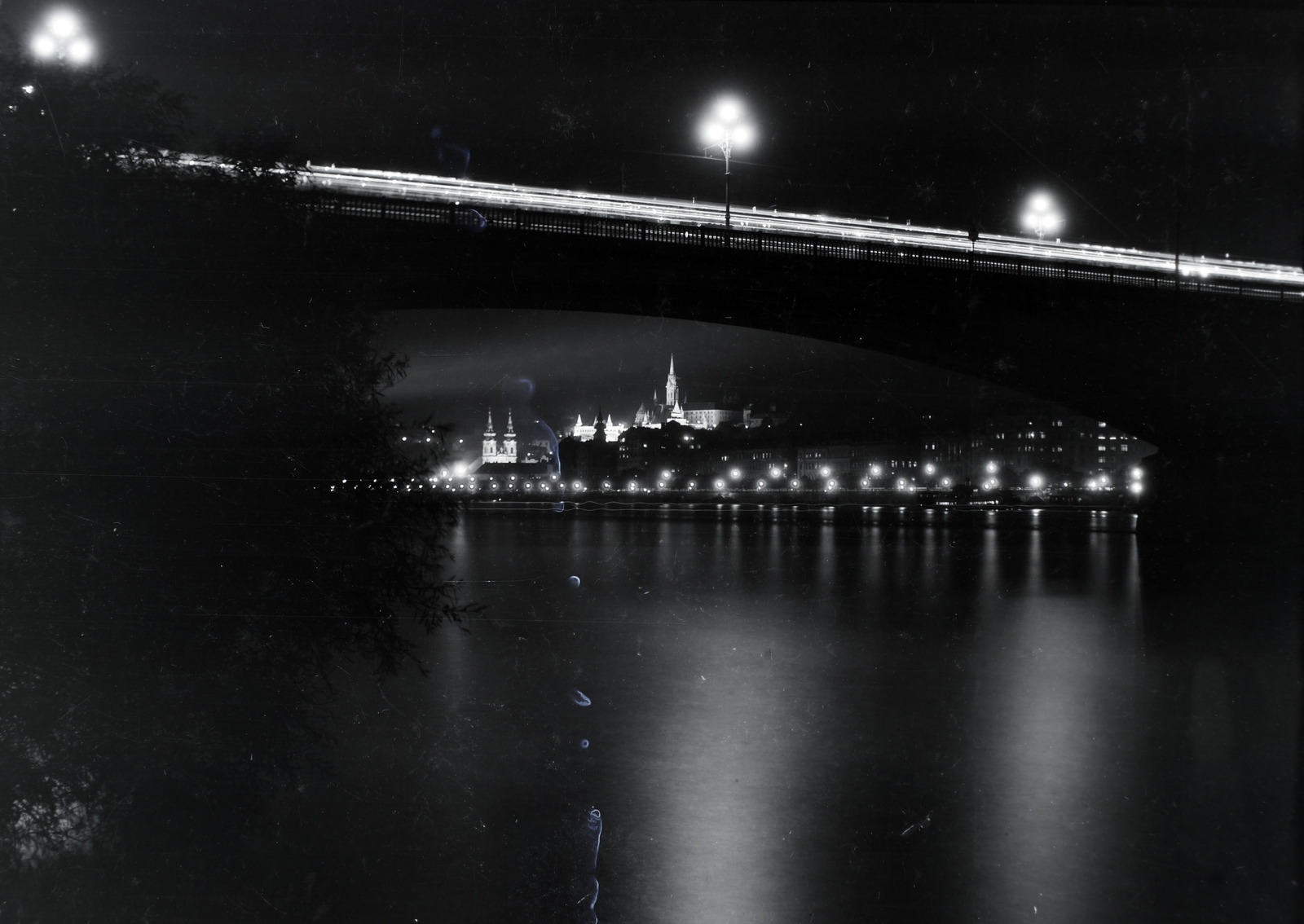 Hungary, Budapest I., pesti alsó rakpart, előtérben a Margit híd, háttérben a Szent Anna-templom és a Mátyás-templom., 1929, Sütő János, Budapest, damaged photo, night, light, Fortepan #171620