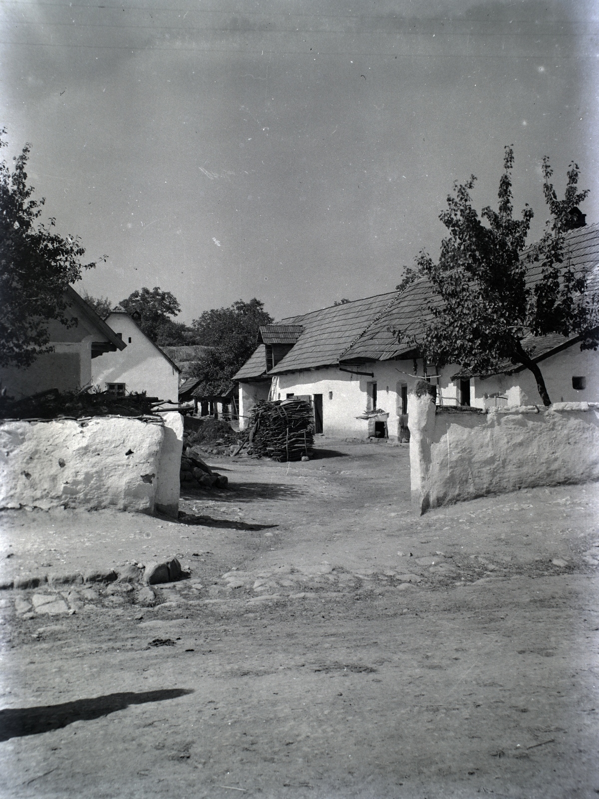 1929, Sütő János, parasztház, farakás, udvar, Fortepan #171621