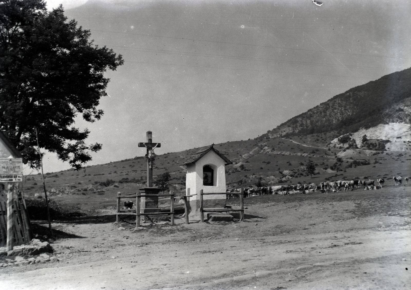 Magyarország, Pilisszántó, Kossuth Lajos utca a település határában. Kőkereszt és szoborfülke az Akácfa utca torkolatával szemben., 1929, Sütő János, kereszt_jelkép, hegyoldal, Fortepan #171625