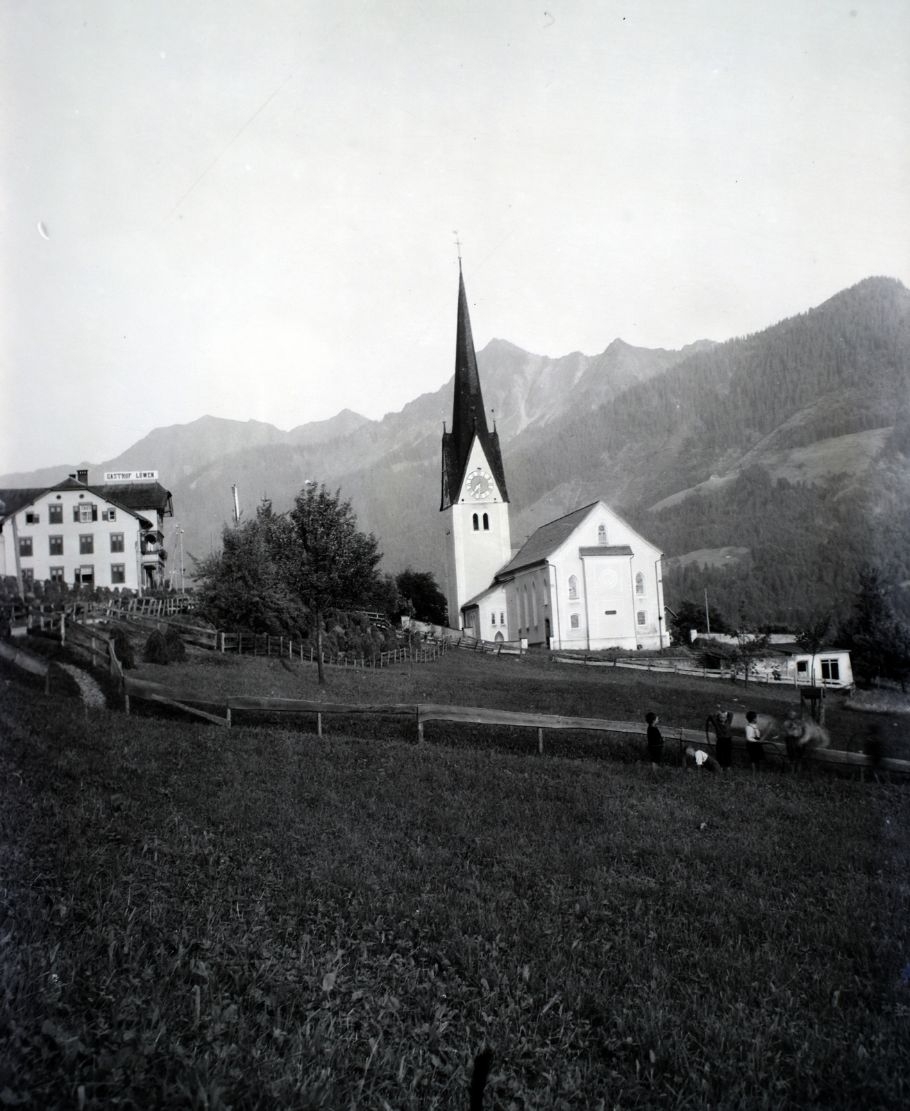 Austria, Laterns, balra a Gasthof Löwen, jobbra a Szent Miklós-templom (Pfarrkirche hl. Nikolaus)., 1932, Sütő János, Fortepan #171652