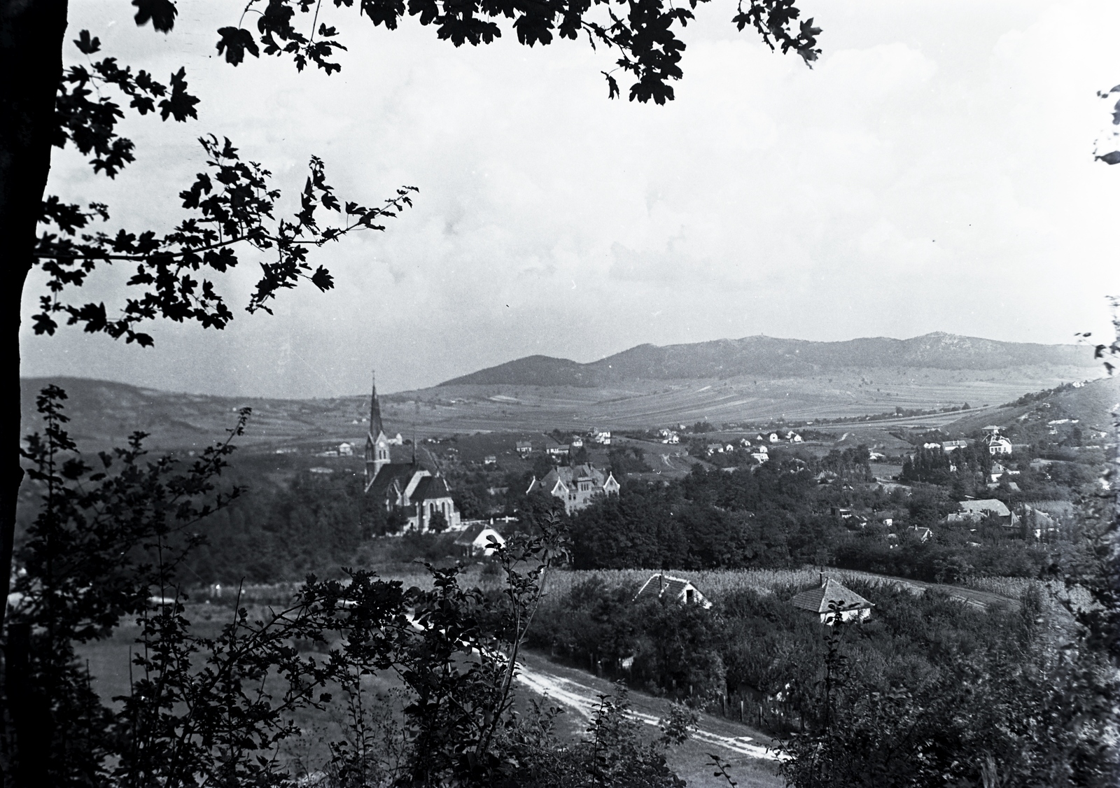 Hungary, Budapest II., Máriaremete, a Kisboldogasszony-templom és a szervita rendház a mai Tátra utca felől nézve, háttérben a Hármashatár-hegy., 1932, Sütő János, Budapest, Fortepan #171653