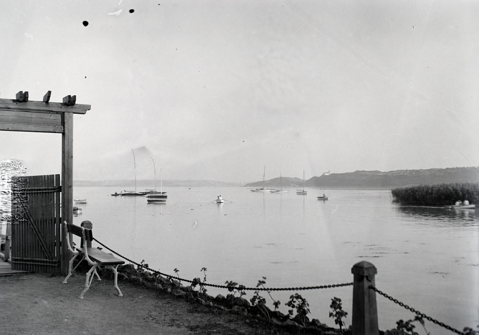 Hungary, Balatonfüred, sétány, háttérben a Tihanyi félsziget., 1926, Sütő János, sailboat, boat, bench, pier, Fortepan #171657