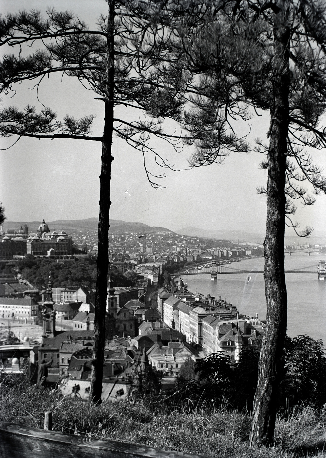 Hungary, Budapest I., kilátás a Gellérthegyről a Tabán, a Királyi Palota (később Budavári Palota) és a Széchenyi Lánchíd felé., 1933, Sütő János, Budapest, Fortepan #171658