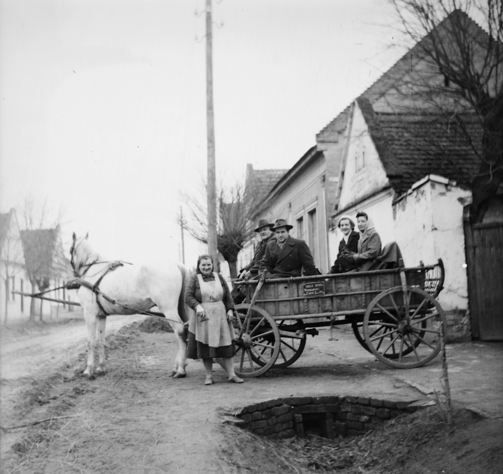 Hungary, Nemesnádudvar, Petőfi utca, a felvétel a 94. számú ház előtt készült., 1959, Giltán Tivadar, chariot, Fortepan #171691
