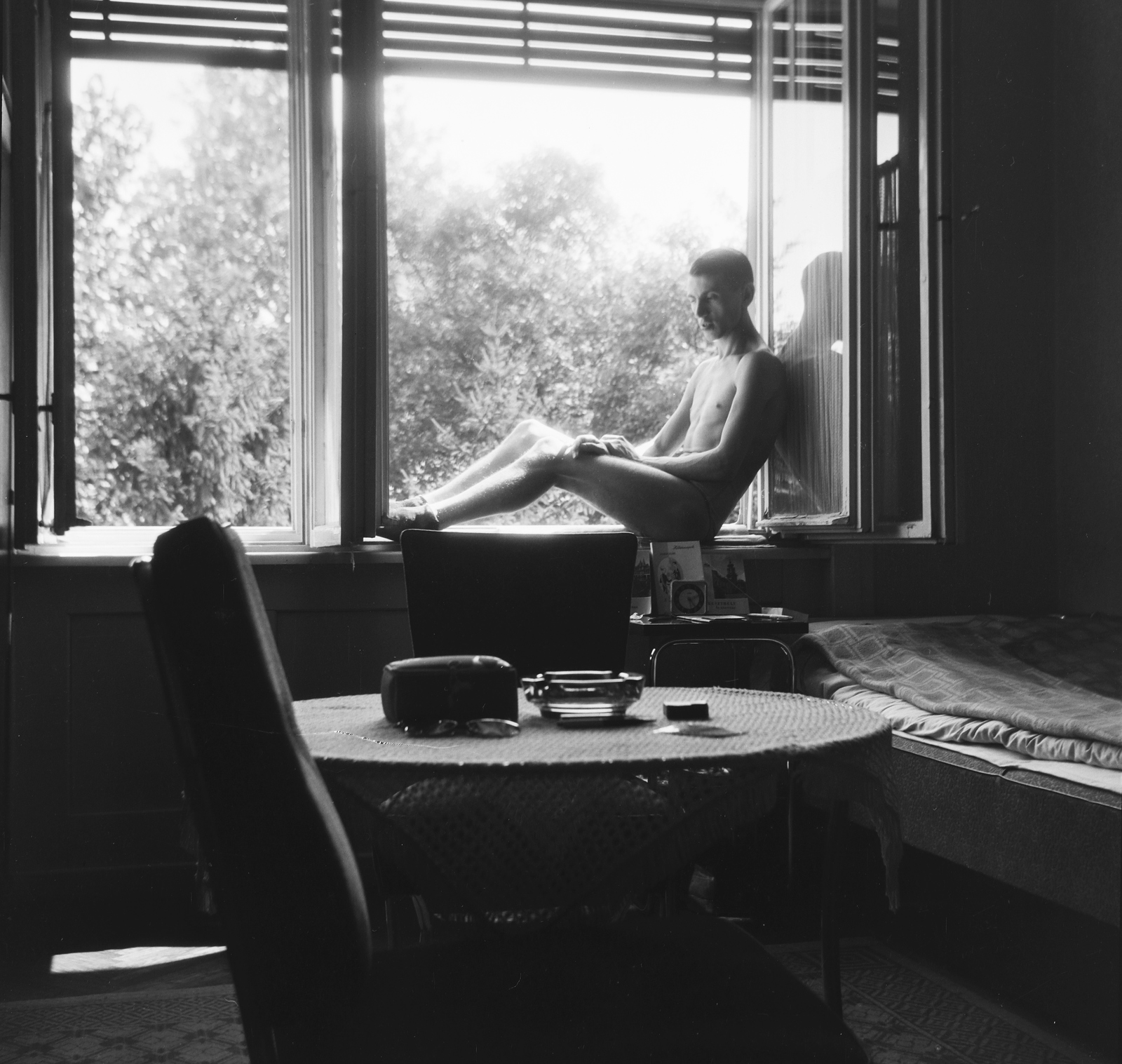 1959, Giltán Tivadar, sitting on a windowsill, leaning out of the window, backlight, Fortepan #171694
