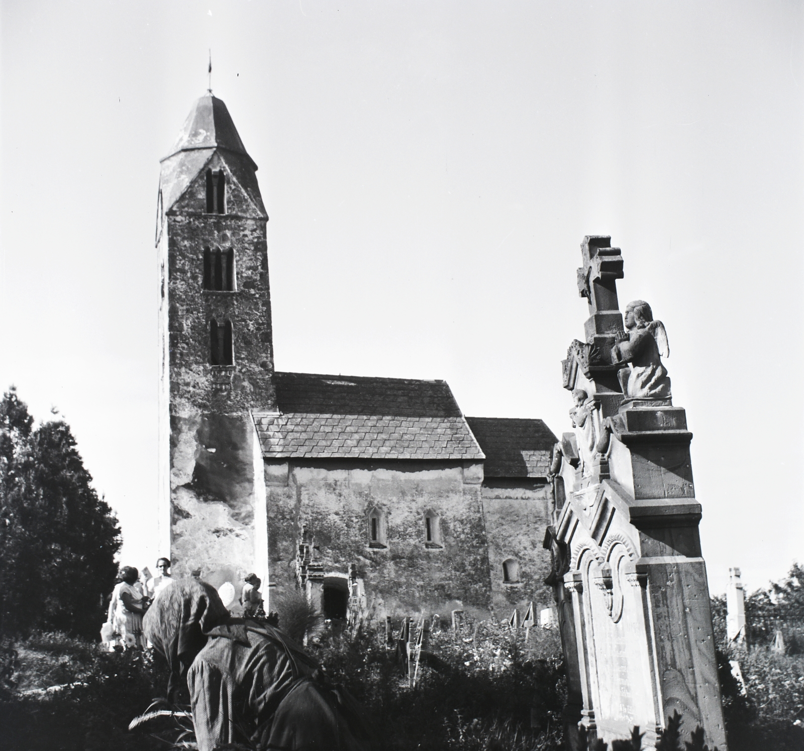 Hungary, Hévíz, Egregy, Árpád-kori Szent Magdolna-templom., 1959, Giltán Tivadar, church, steeple, tomb, Fortepan #171697