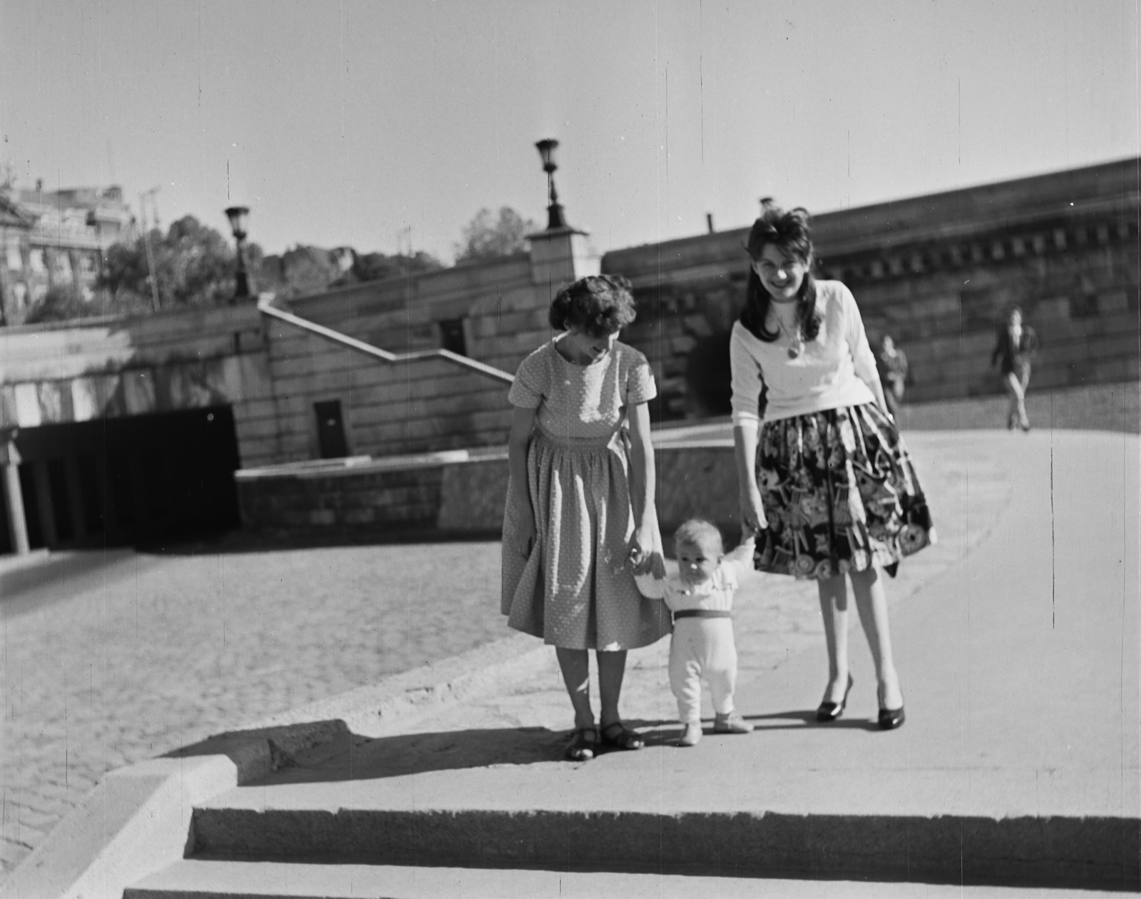 Hungary, Budapest V., pesti alsó rakpart a Széchenyi Lánchíd hídfőjénél., 1960, Giltán Tivadar, Budapest, mother, hold hands, Fortepan #171705