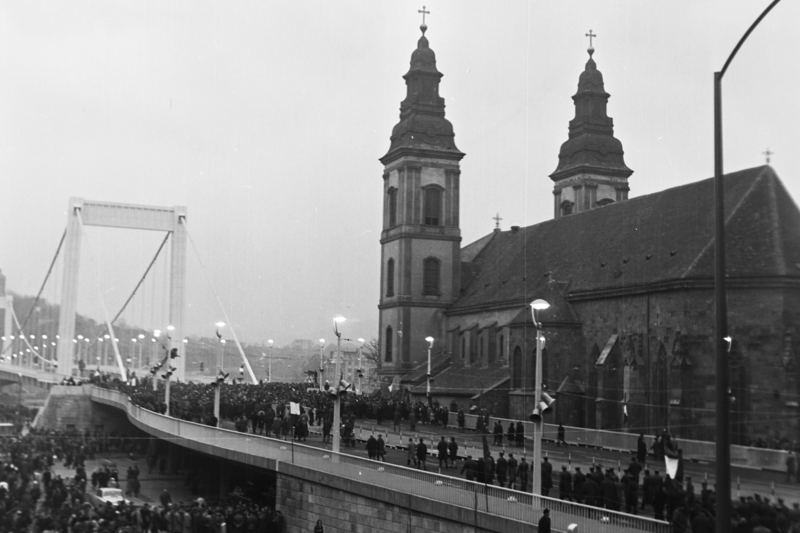 Hungary, Budapest V., Március 15. tér, Erzsébet híd pesti hídfő, jobbra a Belvárosi templom. A felvétel a híd avatásakor készült., 1964, Giltán Tivadar, Budapest, Fortepan #171708