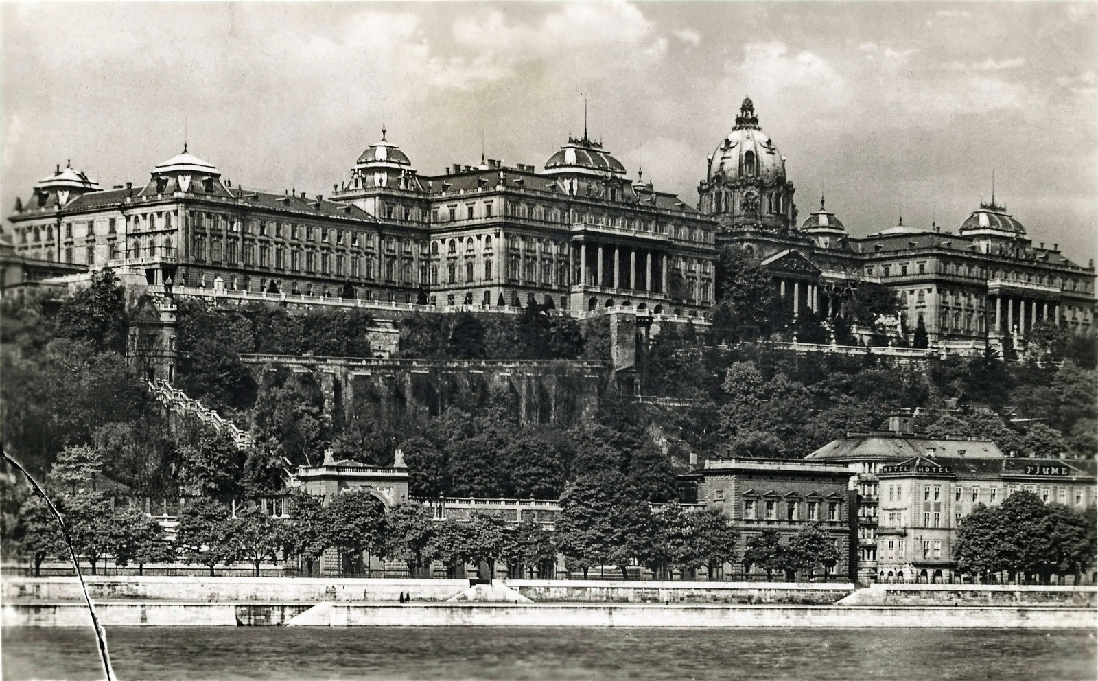 Magyarország, Budapest I., a Királyi Palota (később Budavári Palota) a Dunáról nézve. Előtérben a Várkert Bazár és a Lánchíd utca házai., 1930, TEHTUBE, Budapest, palota, épített örökség, Fortepan #171710