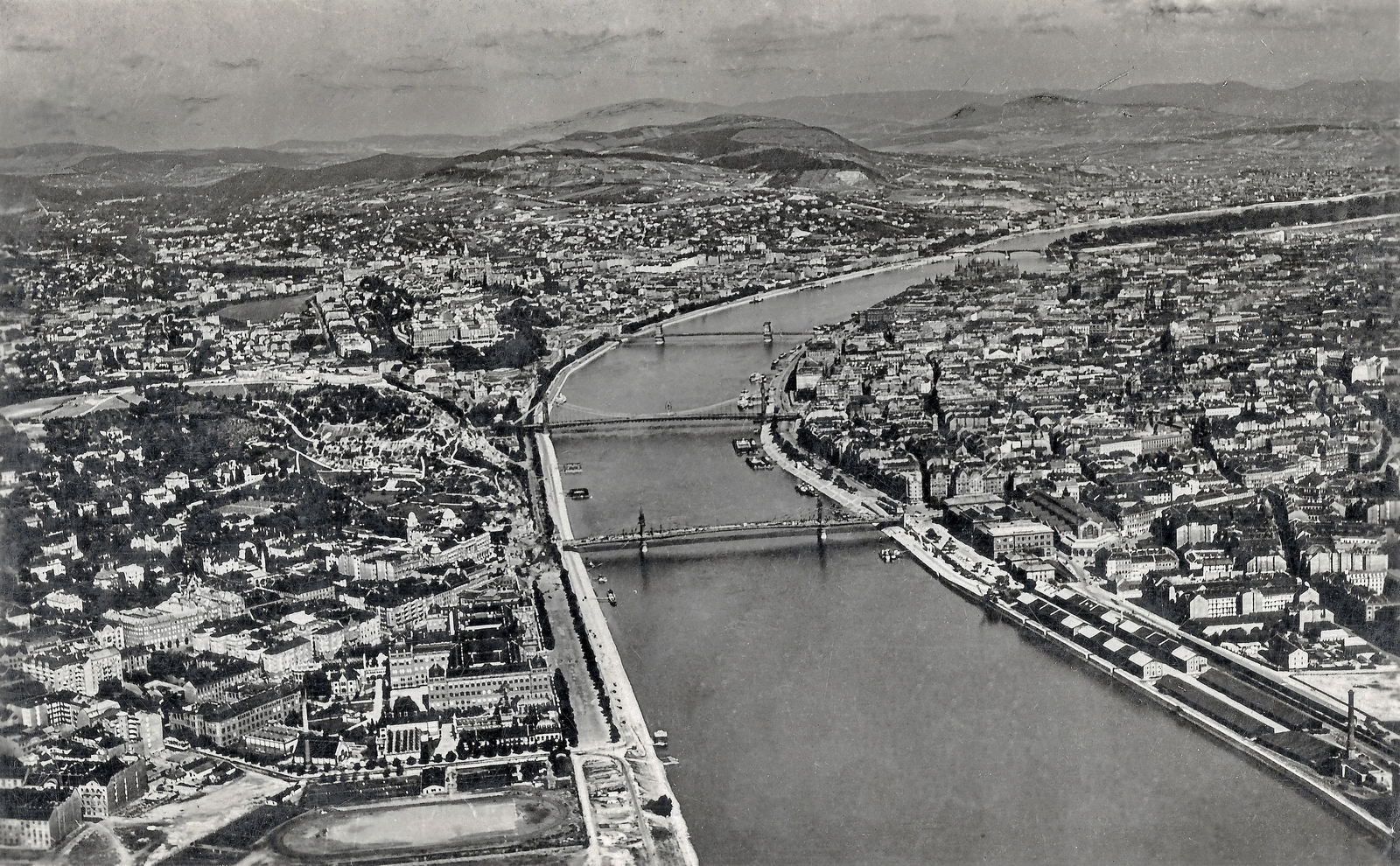Hungary, Budapest, légifotó, középpontban a Duna, az előtérben balra a József Műegyetem (később Budapesti Műszaki és Gazdaságtudományi Egyetem) és a Gellért-hegy, jobbra a 
a Duna-parton a Közraktárak épületsora., 1933, TEHTUBE, aerial photo, Budapest University of Technology, Fortepan #171714