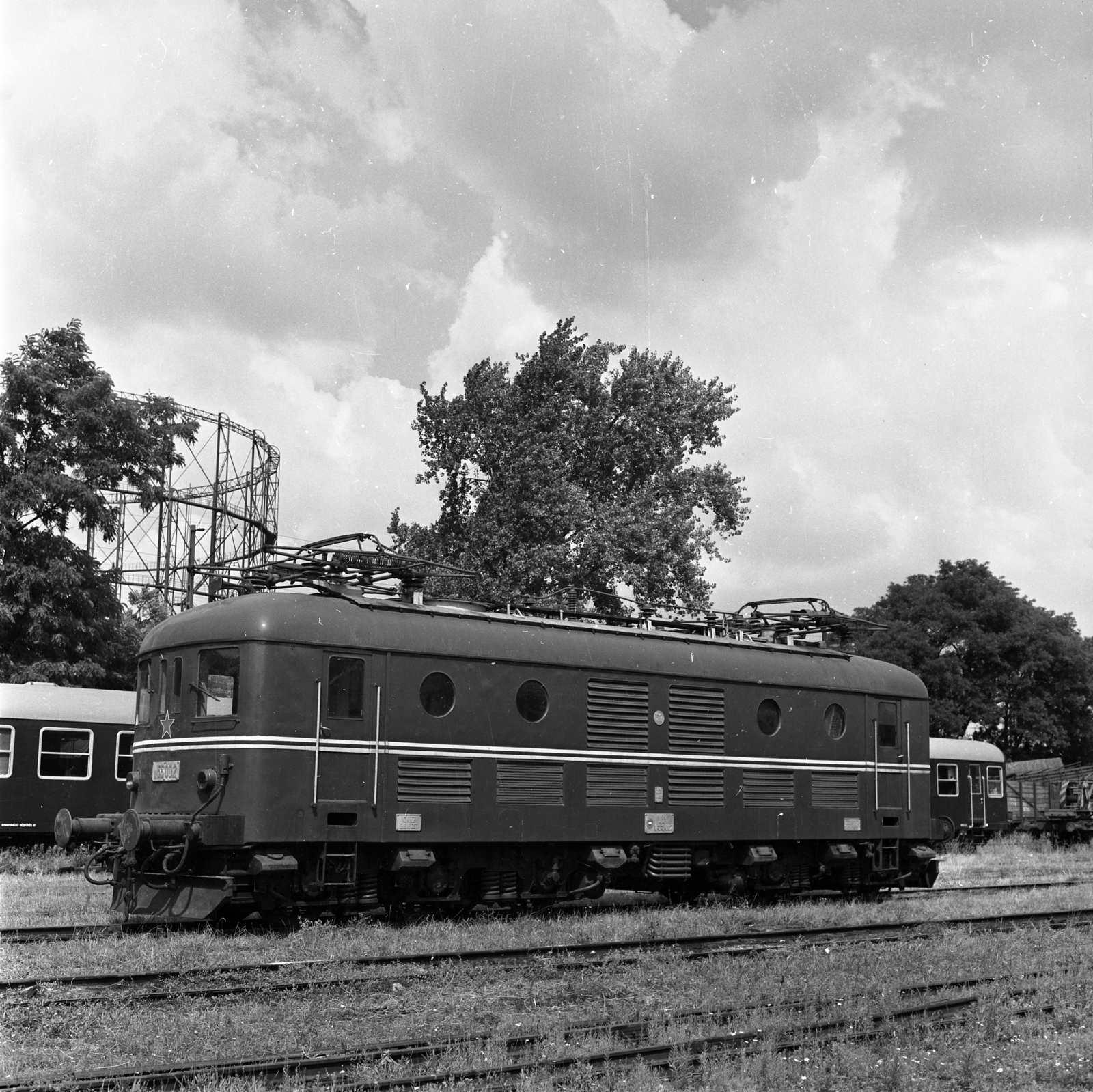 Hungary, Budapest X., Kőbányai út 30-36., MÁV Északi Járműjavító Üzem. Háttérben balra a Kőbányai Gázgyár Zách utcai tartálya., 1969, Magyar Műszaki és Közlekedési Múzeum, electric locomotive, Budapest, MÁV V55 series, Fortepan #171742