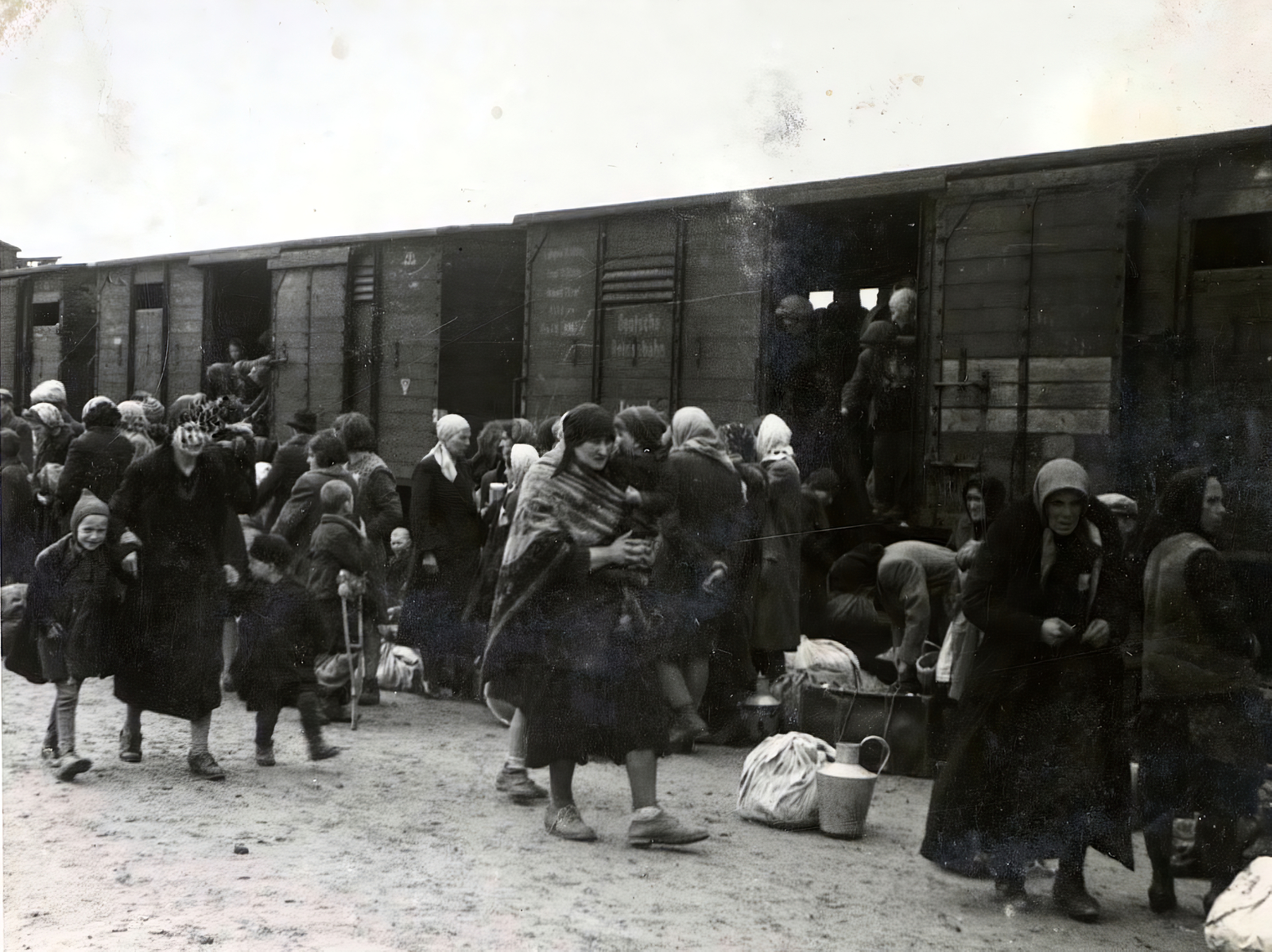 Lengyelország, Oświęcim, az auschwitz–birkenaui koncentrációs tábor., 1944, Lili Jacob, holokauszt, kanna, vagon, zsidóság, antiszemitizmus, koncentrációs tábor, deportálóvonat, Fortepan #172009