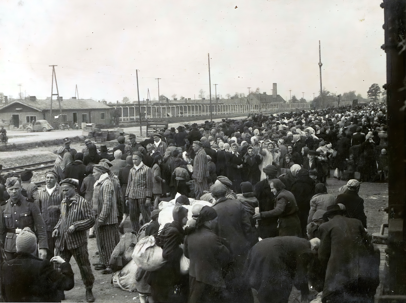 Poland, Oświęcim, az auschwitz–birkenaui koncentrációs tábor., 1944, Lili Jacob, holocaust, judaism, antisemitism, German soldier, bundle, concentration camp, striped dress, Fortepan #172015