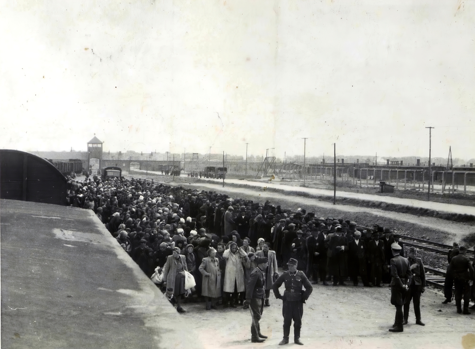 Lengyelország, Oświęcim, az auschwitz–birkenaui koncentrációs tábor., 1944, Lili Jacob, holokauszt, zsidóság, antiszemitizmus, német katona, koncentrációs tábor, deportálóvonat, Fortepan #172018