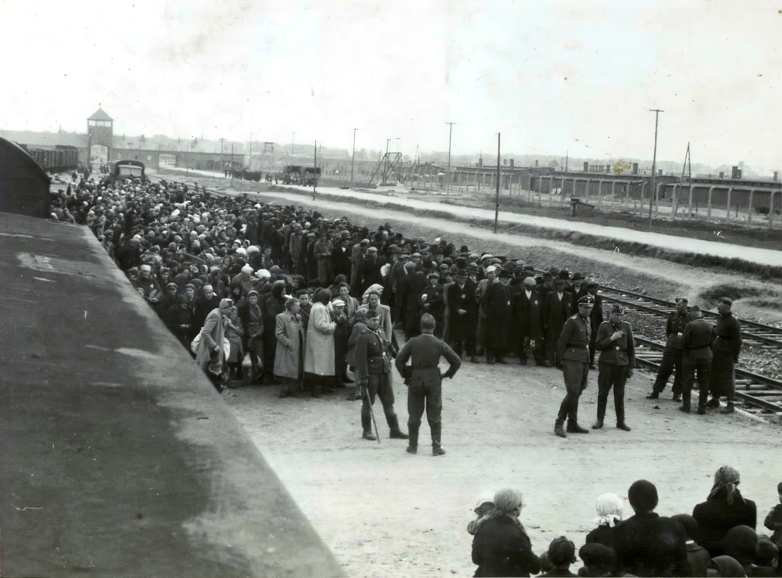 Lengyelország, Oświęcim, az auschwitz–birkenaui koncentrációs tábor., 1944, Lili Jacob, holokauszt, zsidóság, antiszemitizmus, német katona, koncentrációs tábor, deportálóvonat, Fortepan #172019