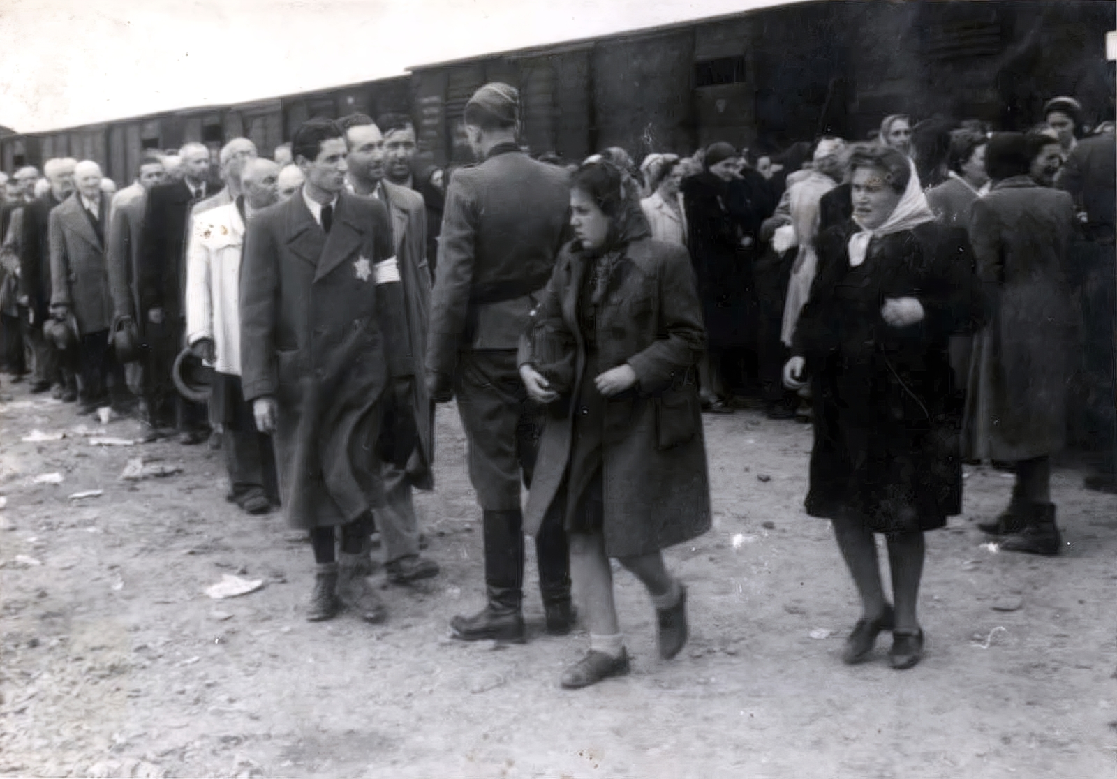 Lengyelország, Oświęcim, az auschwitz–birkenaui koncentrációs tábor., 1944, Lili Jacob, holokauszt, vagon, karszalag, zsidóság, antiszemitizmus, német katona, koncentrációs tábor, Dávid csillag, deportálóvonat, Fortepan #172024