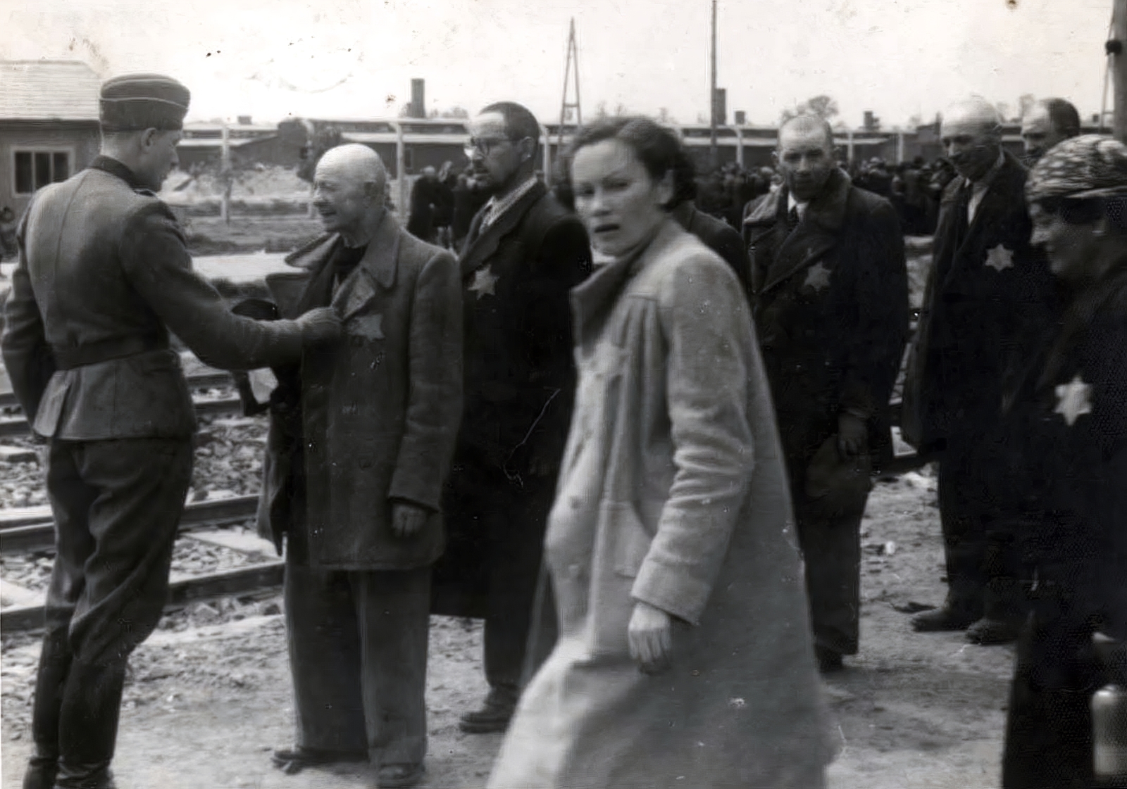 Lengyelország, Oświęcim, az auschwitz–birkenaui koncentrációs tábor., 1944, Lili Jacob, holokauszt, zsidóság, antiszemitizmus, német katona, koncentrációs tábor, Dávid csillag, Fortepan #172025