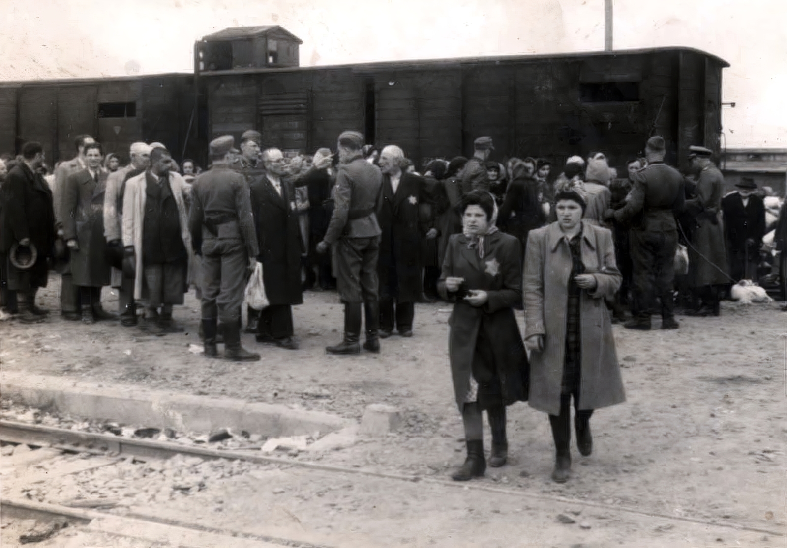 Lengyelország, Oświęcim, az auschwitz–birkenaui koncentrációs tábor., 1944, Lili Jacob, holokauszt, vagon, zsidóság, antiszemitizmus, német katona, koncentrációs tábor, Dávid csillag, deportálóvonat, Fortepan #172026