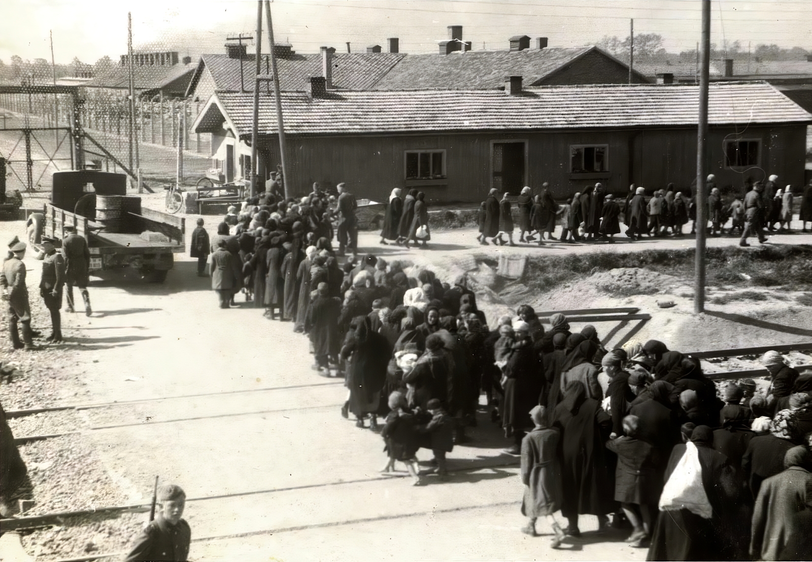 Lengyelország, Oświęcim, az auschwitz–birkenaui koncentrációs tábor., 1944, Lili Jacob, holokauszt, teherautó, zsidóság, antiszemitizmus, német katona, koncentrációs tábor, Fortepan #172028