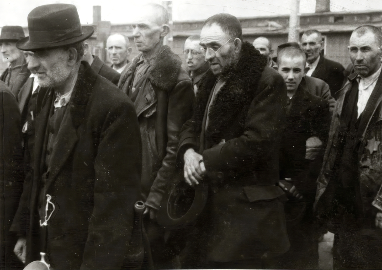 Poland, Oświęcim, az auschwitz–birkenaui koncentrációs tábor., 1944, Lili Jacob, holocaust, antisemitism, concentration camp, hat in hand, Fortepan #172048