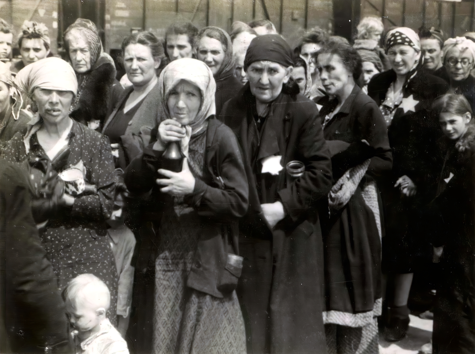 Lengyelország, Oświęcim, az auschwitz–birkenaui koncentrációs tábor., 1944, Lili Jacob, holokauszt, kislány, gyerek, fejkendő, antiszemitizmus, koncentrációs tábor, Dávid csillag, deportálóvonat, rámpa, Fortepan #172054