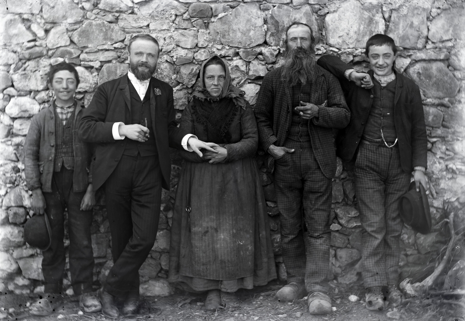 Olaszország, Gemona del Friuli, Morandini Tamás építész (balról a második) a szüleivel és testvéreivel. A felvétel 1894. körül készült., 1900, Göcseji Múzeum / Morandini-Schlemmer hagyaték, kalap, csoportkép, pipa, szakáll, fejkendő, óralánc, klumpa, Fortepan #172181