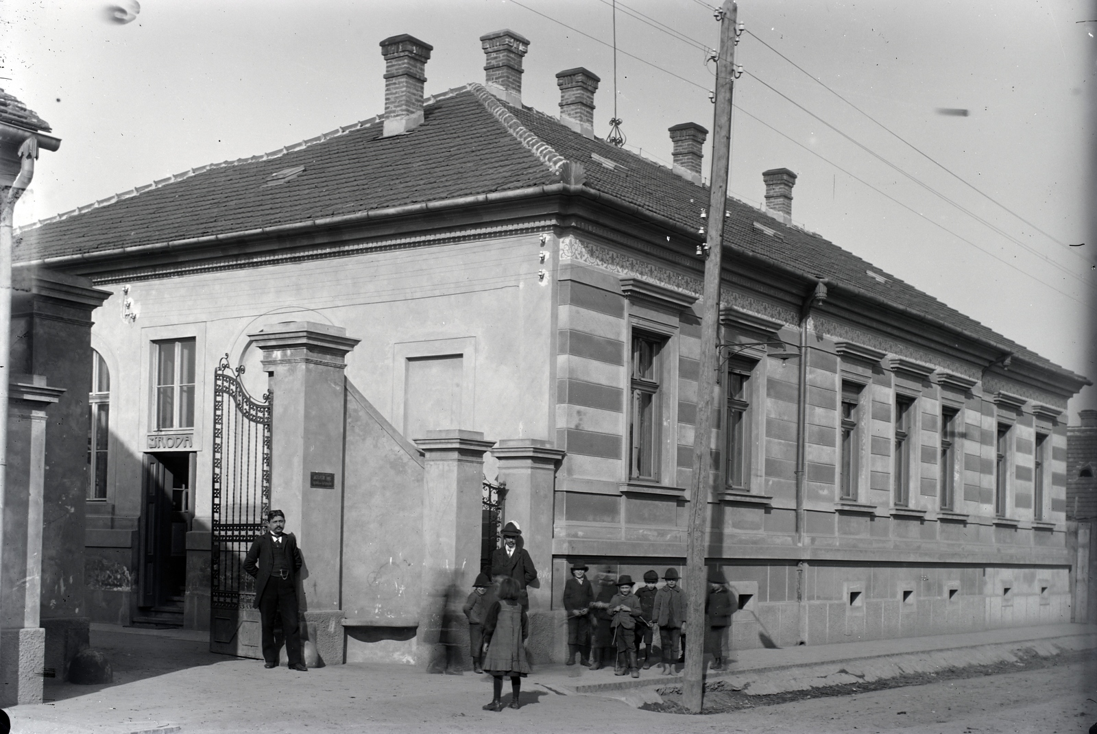 Hungary, Zalaegerszeg, Jákum Ferenc utca 10., Morandini Tamás építész háza., 1908, Göcseji Múzeum / Morandini-Schlemmer hagyaték, boys, house, decorated plaster, Fortepan #172183