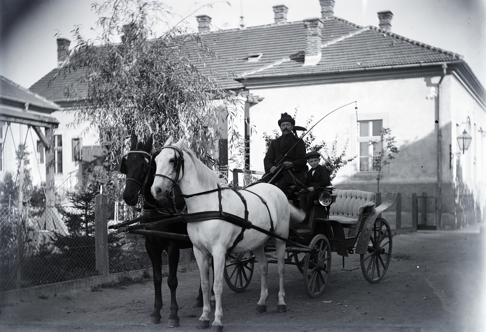 Hungary, Zalaegerszeg, Jákum Ferenc utca 10., Morandini Tamás építész háza az udvar felől., 1912, Göcseji Múzeum / Morandini-Schlemmer hagyaték, carriage, teamster, Fortepan #172187