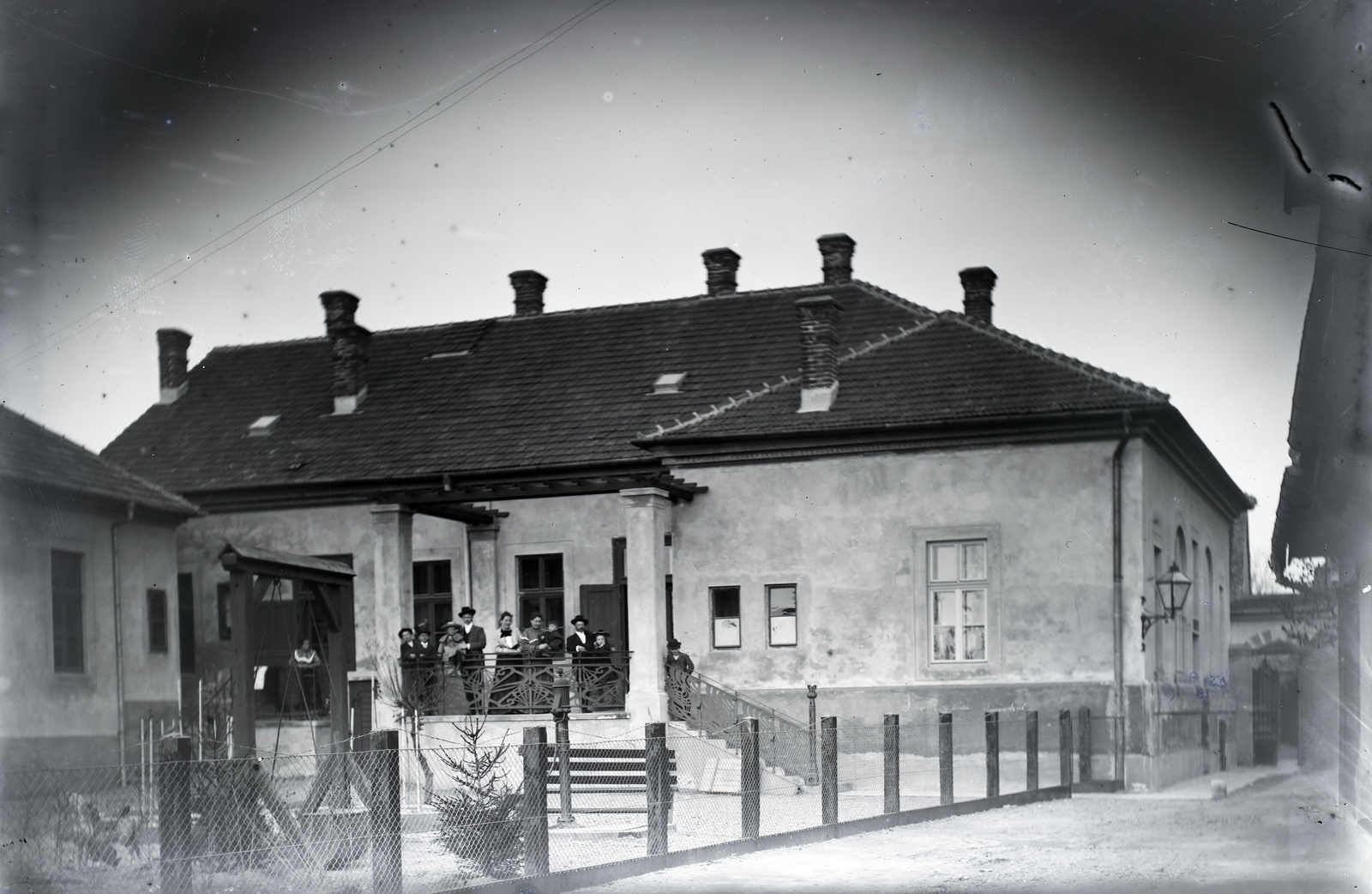 Hungary, Zalaegerszeg, Jákum Ferenc utca 10., Morandini Tamás építész háza az udvar felől., 1908, Göcseji Múzeum / Morandini-Schlemmer hagyaték, terrace, house, swing, family, Fortepan #172188