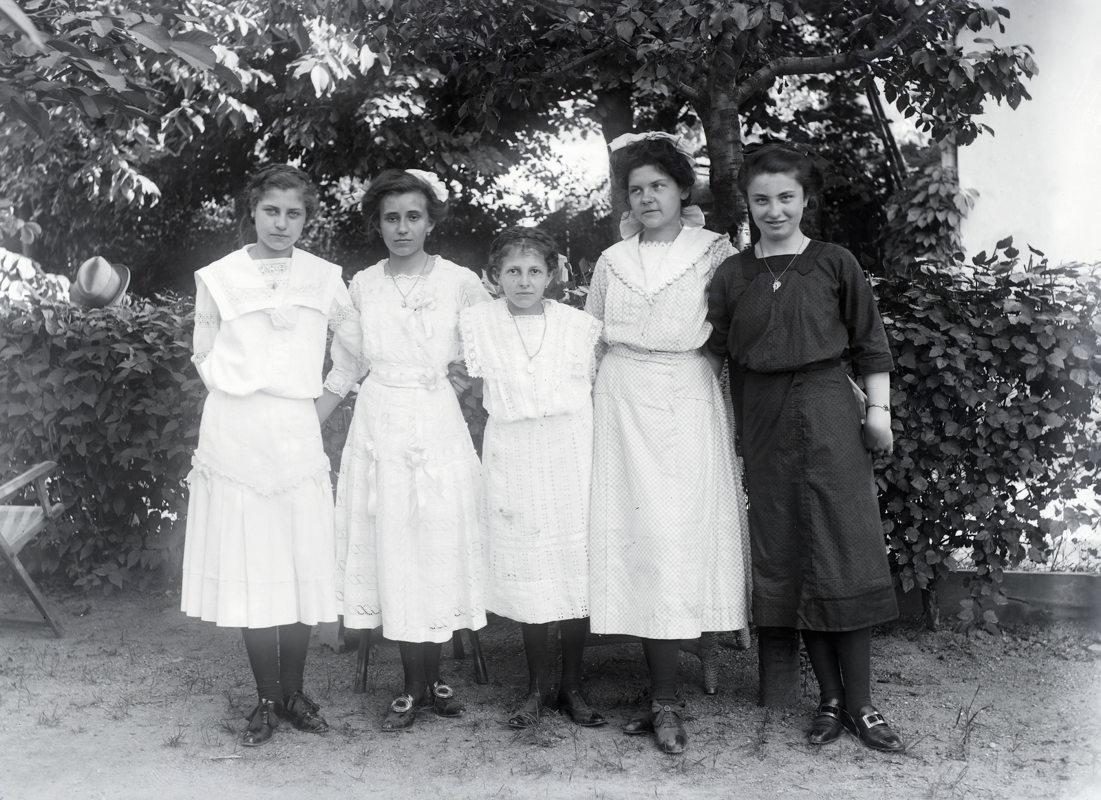 1916, Göcseji Múzeum / Morandini-Schlemmer hagyaték, tableau, girls, white dress, black dress, Fortepan #172198