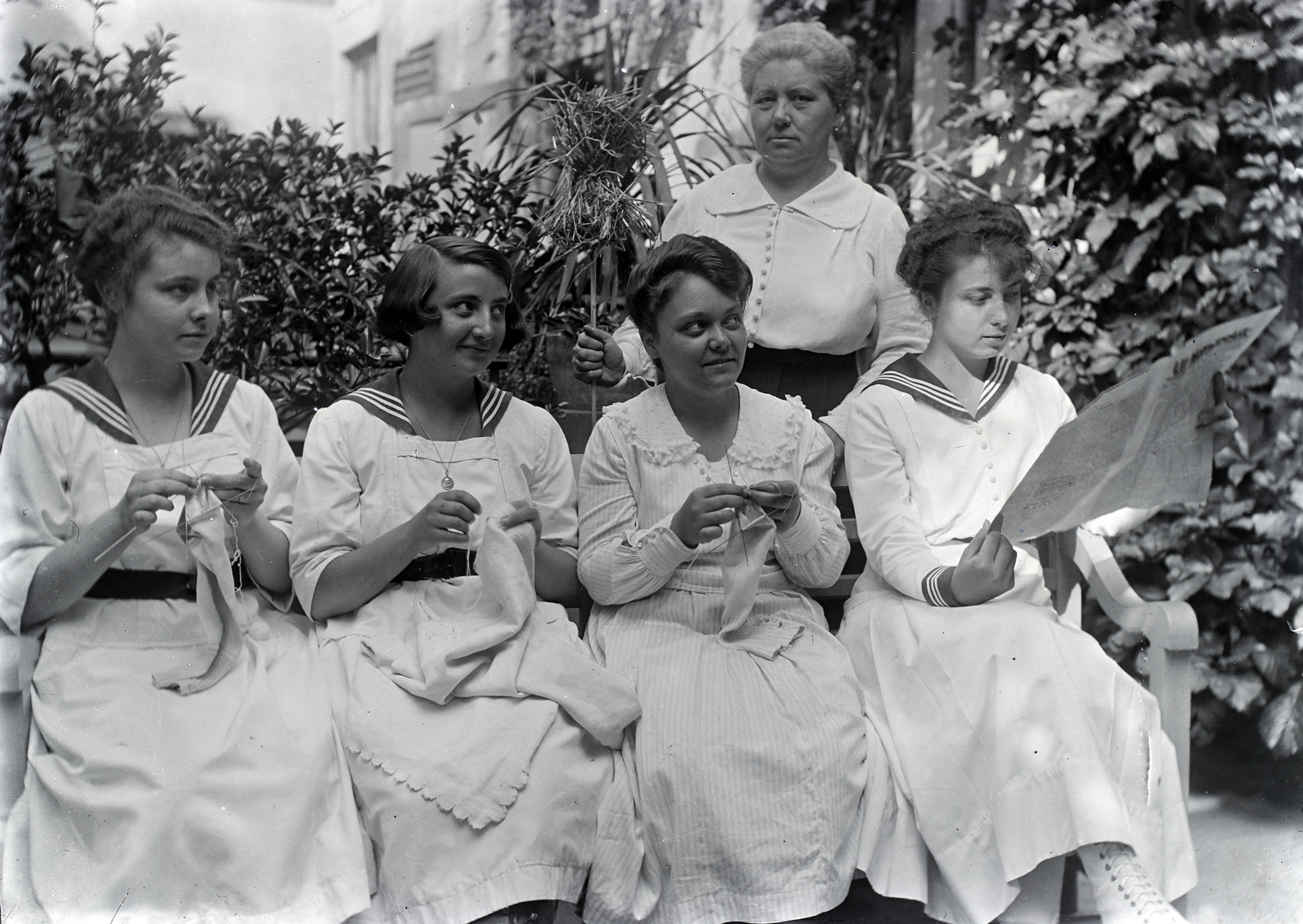 Hungary, Zalaegerszeg, Jákum Ferenc utca 10., Morandini Tamás építész háza., 1914, Göcseji Múzeum / Morandini-Schlemmer hagyaték, reading, handcraft, girl, knitting, Fortepan #172207