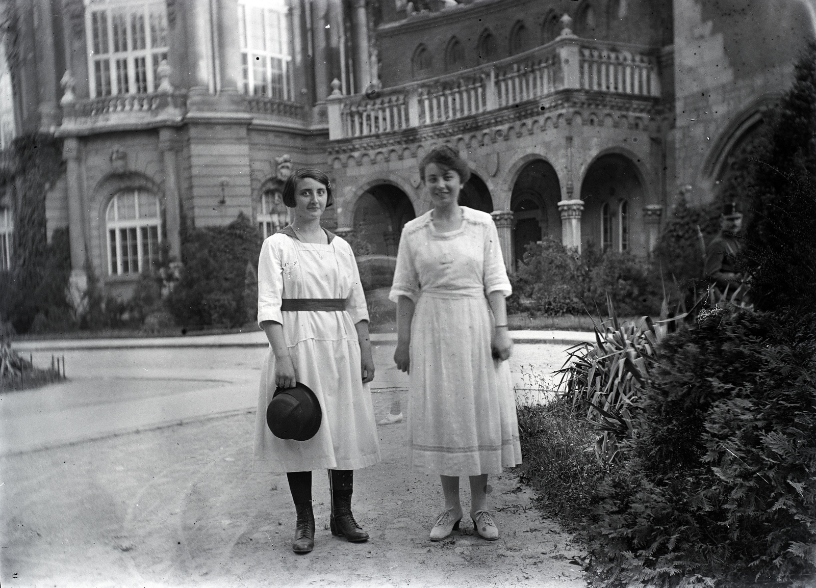 Hungary, Budapest XIV., Vajdahunyad vára, háttérben a Mezőgazdasági Múzeum., 1916, Göcseji Múzeum / Morandini-Schlemmer hagyaték, Budapest, hat in hand, Fortepan #172329