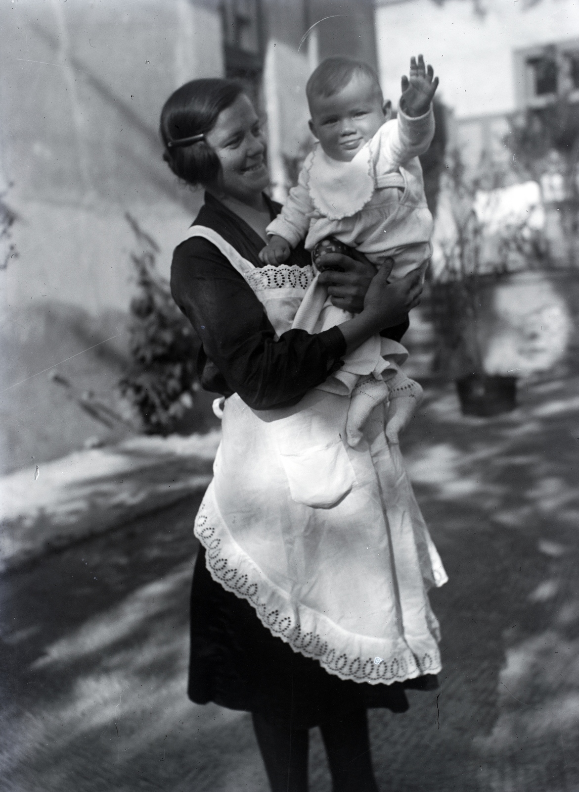 1932, Göcseji Múzeum / Morandini-Schlemmer hagyaték, kid, apron, hold in arms, servant, Fortepan #172357