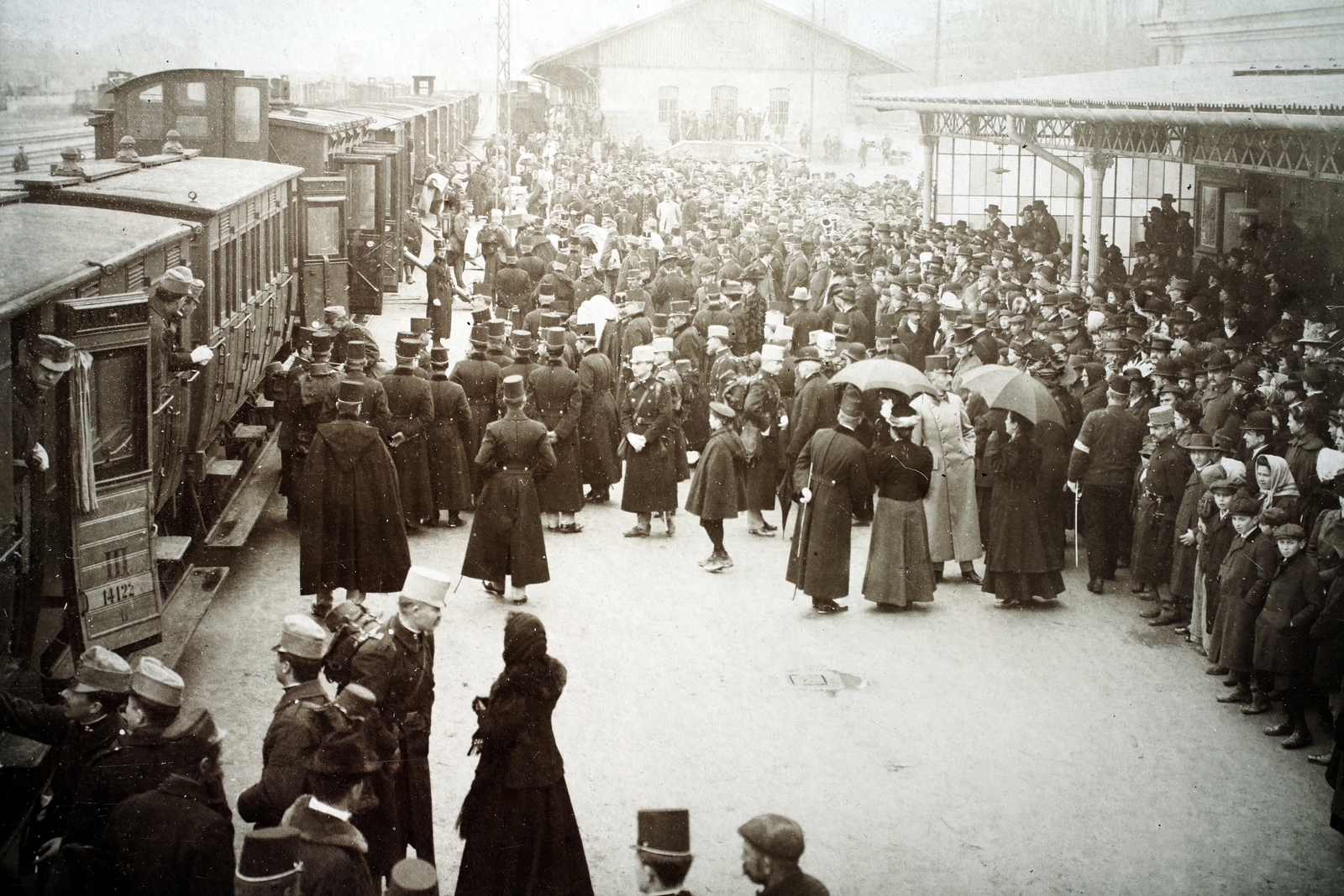 Hungary, Sopron, Déli pályaudvar., 1915, Göcseji Múzeum / Morandini-Schlemmer hagyaték, First World War, train station, mass, Fortepan #172375
