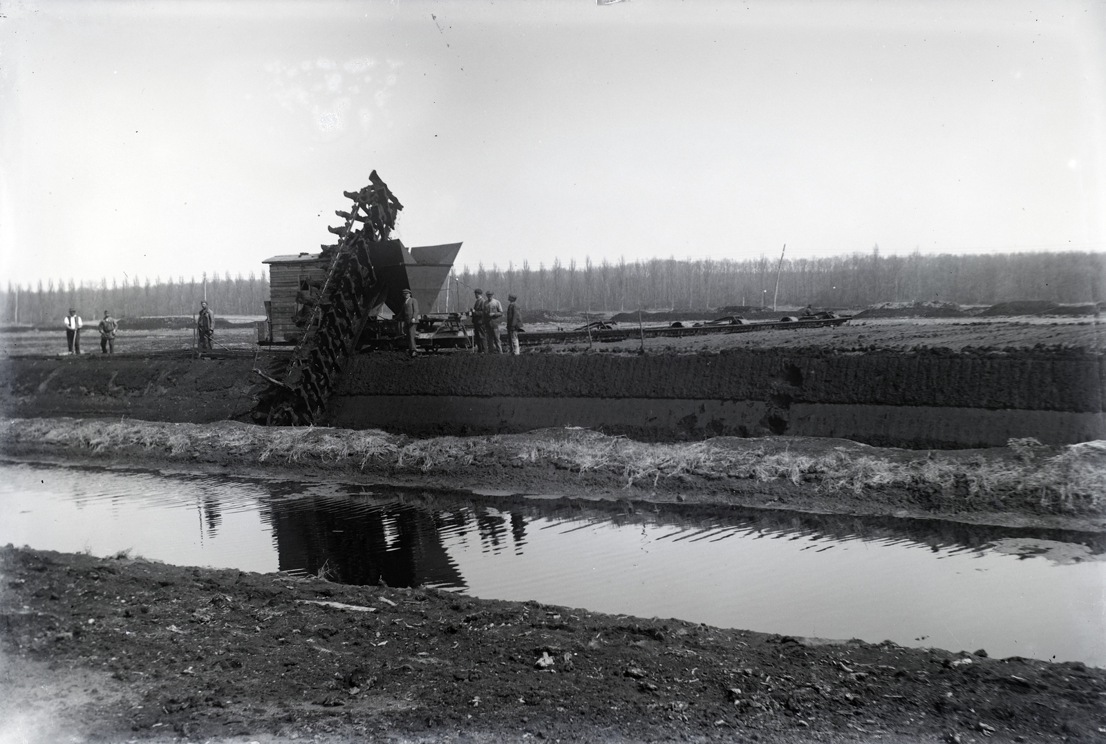 Hungary, Kis-Balaton, a Zala folyó medrének kialakításán dolgozó kotrógép., 1928, Göcseji Múzeum / Morandini-Schlemmer hagyaték, excavator, peat mining, Fortepan #172427