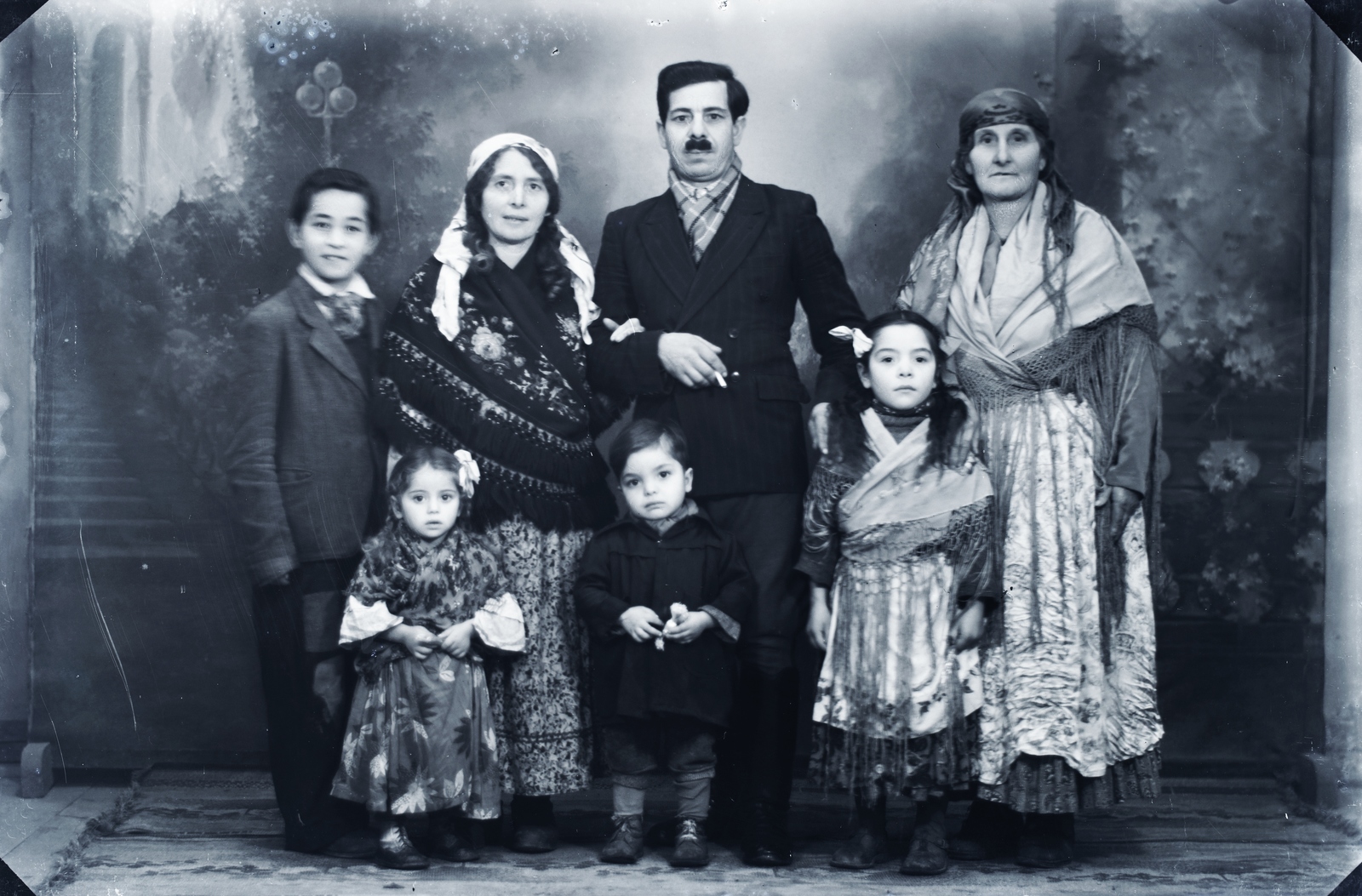 1955, Göcseji Múzeum / Morandini-Schlemmer hagyaték, gypsy, folk costume, studio, family, Fortepan #172748