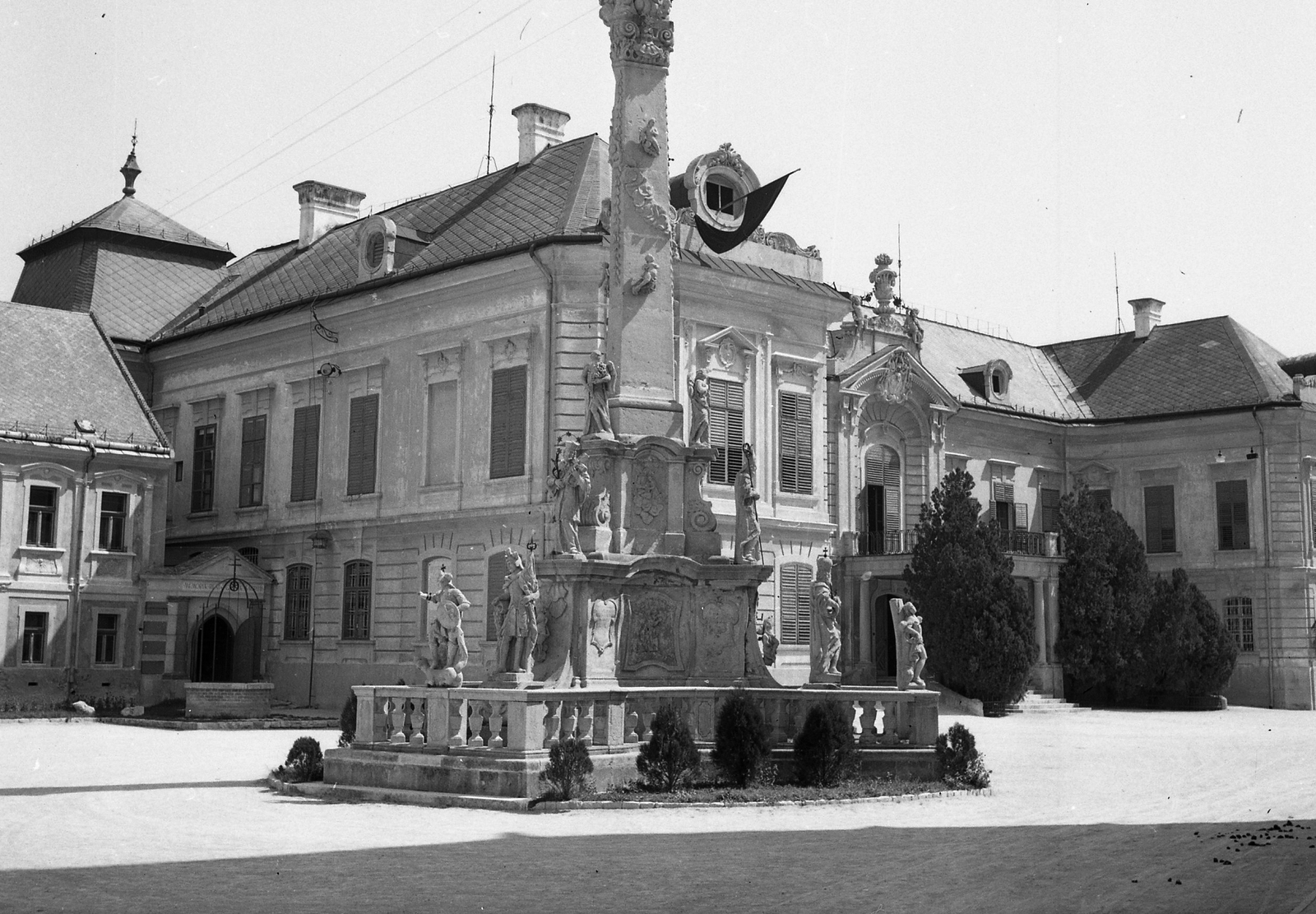 Hungary, Veszprém, Vár, Szentháromság tér, Szentháromság-szobor, mögötte az Érseki Palota., 1942, Ormos Imre Alapítvány, Ormos Imre, Fortepan #173117