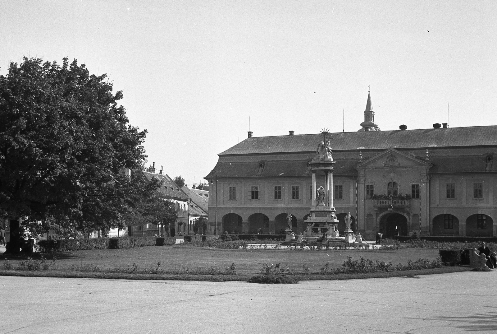 Hungary, Esztergom, Széchenyi tér, a Szentháromság-szobor mögött a Városháza, ma Polgármesteri Hivatal., 1942, Ormos Imre Alapítvány, Ormos Imre, Fortepan #173121