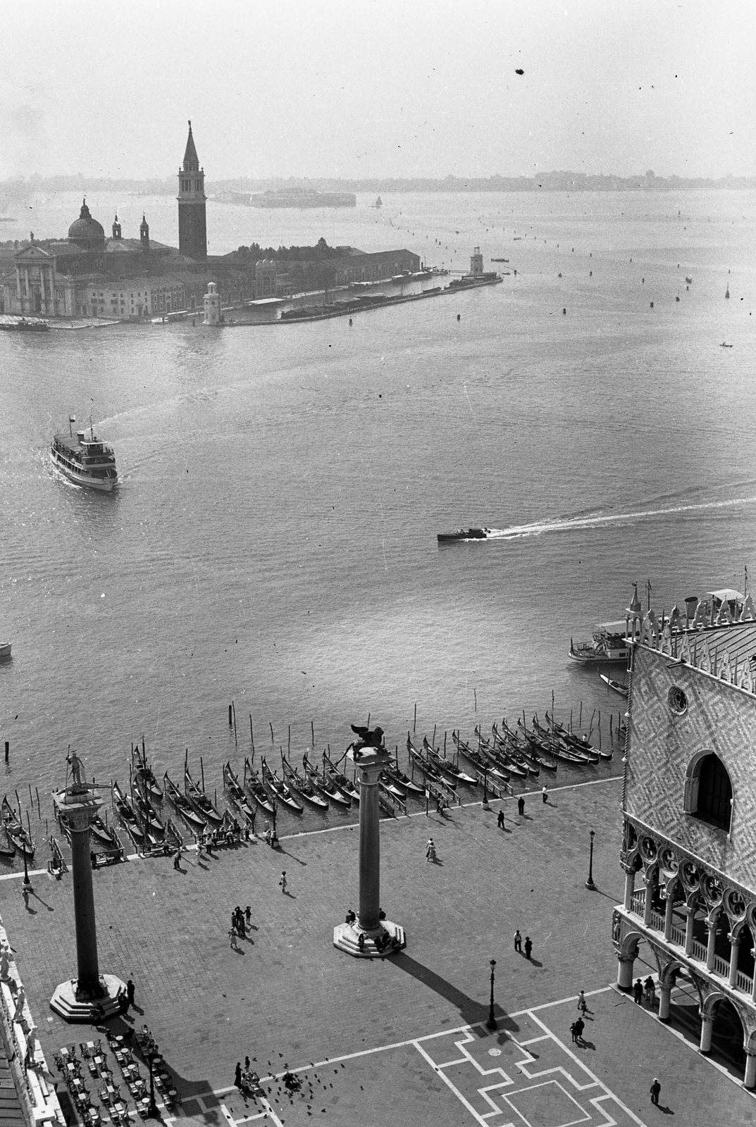 Italy, Venice, Szent Márk tér, kilátás a Szent Márk-székesegyház harangtornyából, szemben a San Giorgio Maggiore sziget és a San Giorgio Maggiore-templom, háttérben a Lido., 1938, Ormos Imre Alapítvány, Ormos Imre, port, bird's eye view, rowing boat, ferry, island, pillar, Fortepan #173122