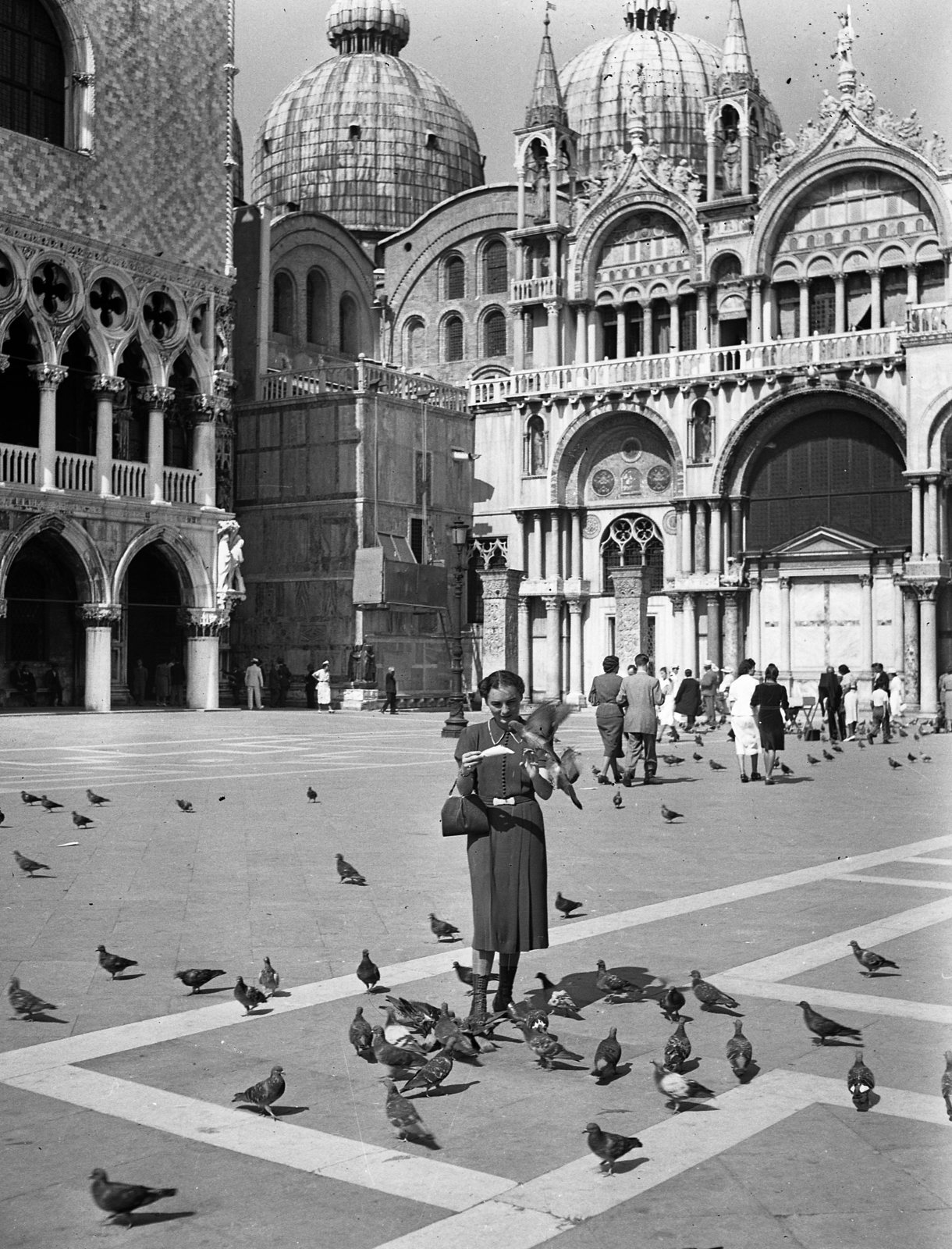 Italy, Venice, Szent Márk tér, háttérben a Szent Márk-székesegyház., 1938, Ormos Imre Alapítvány, Ormos Imre, dove, bird feeding, Fortepan #173123