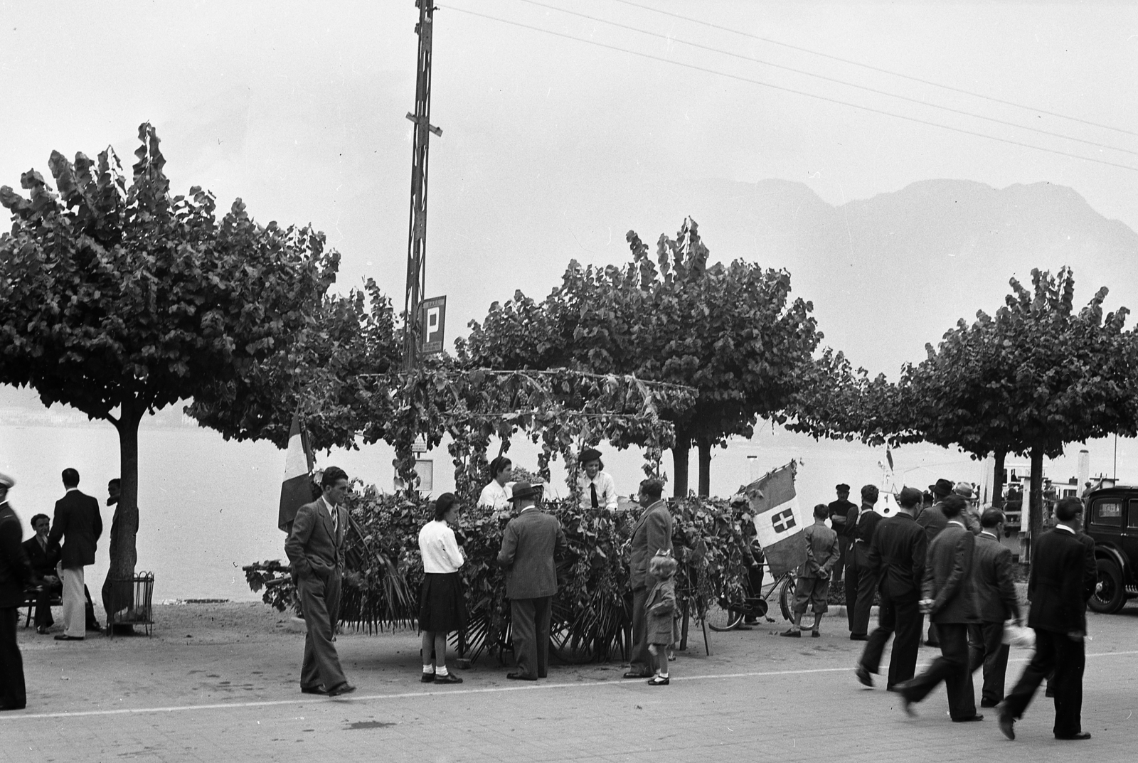 1938, Ormos Imre Alapítvány, Ormos Imre, flag, flower decoration, ad truck, Fortepan #173125