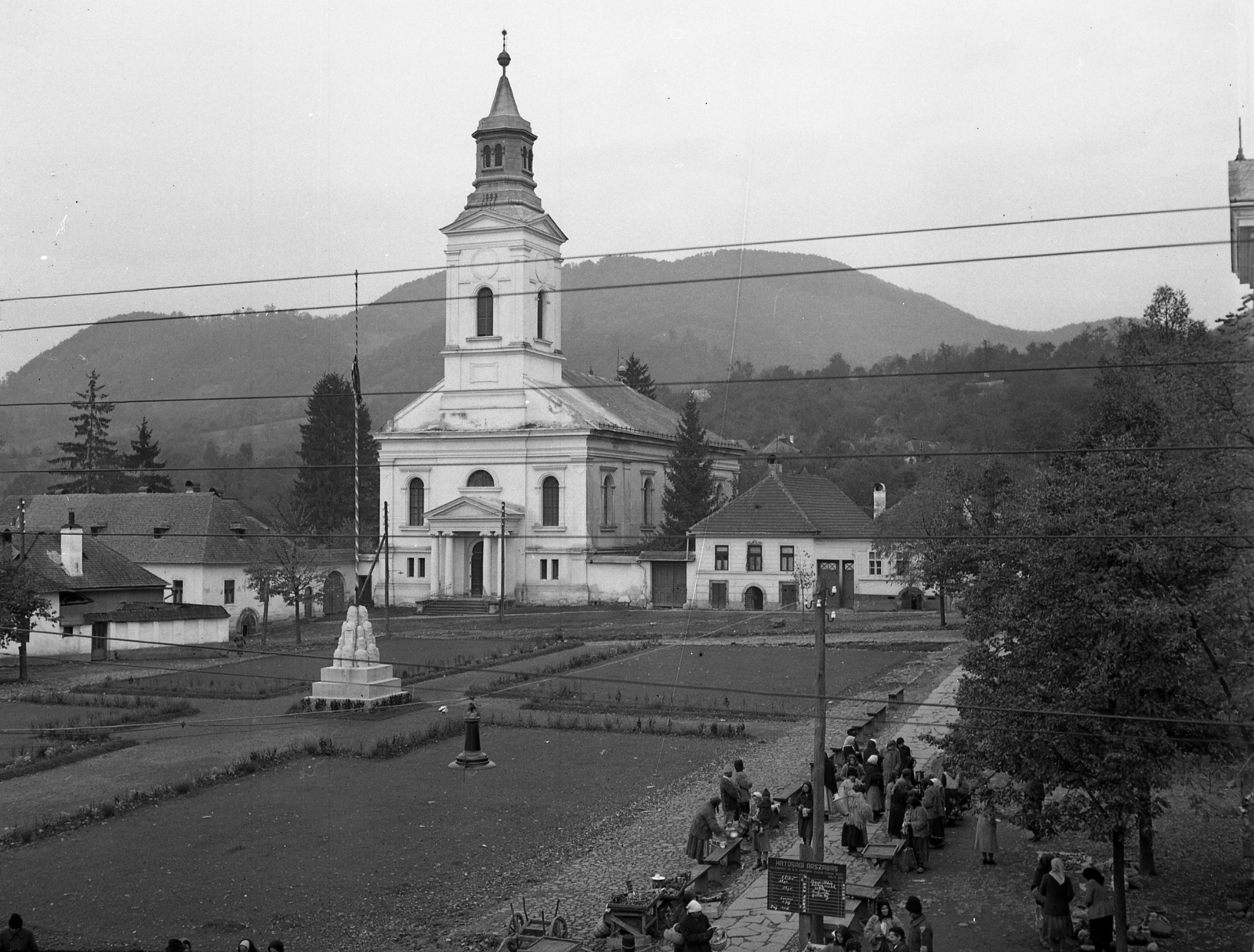 Romania,Transylvania, Baia Sprie, Hunyadi János tér (Piața Libertății), szemben a református templom., 1942, Ormos Imre Alapítvány, Ormos Imre, Fortepan #173132